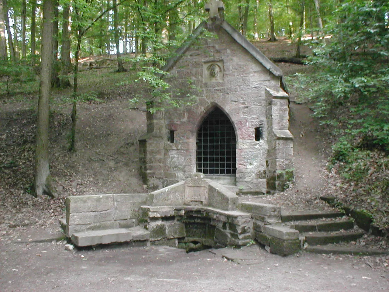 Photo showing: Köpferbrunnen mit Einsiedlerklause im Köpfertal bei Heilbronn