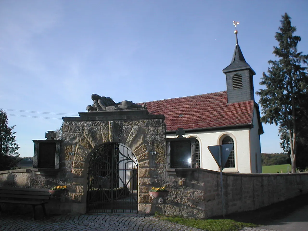 Photo showing: Friedhofskapelle mit zum Tor ausgestalteten Kriegerdenkmal in Möckmühl-Bittelbronn