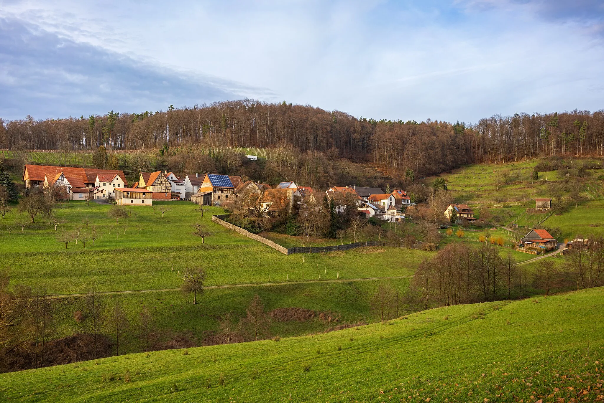 Photo showing: Beilstein, Württemberg, Germany: view of the village Etzlenswenden from the opposite hillside. Photo taken in January with low afternoon sun.