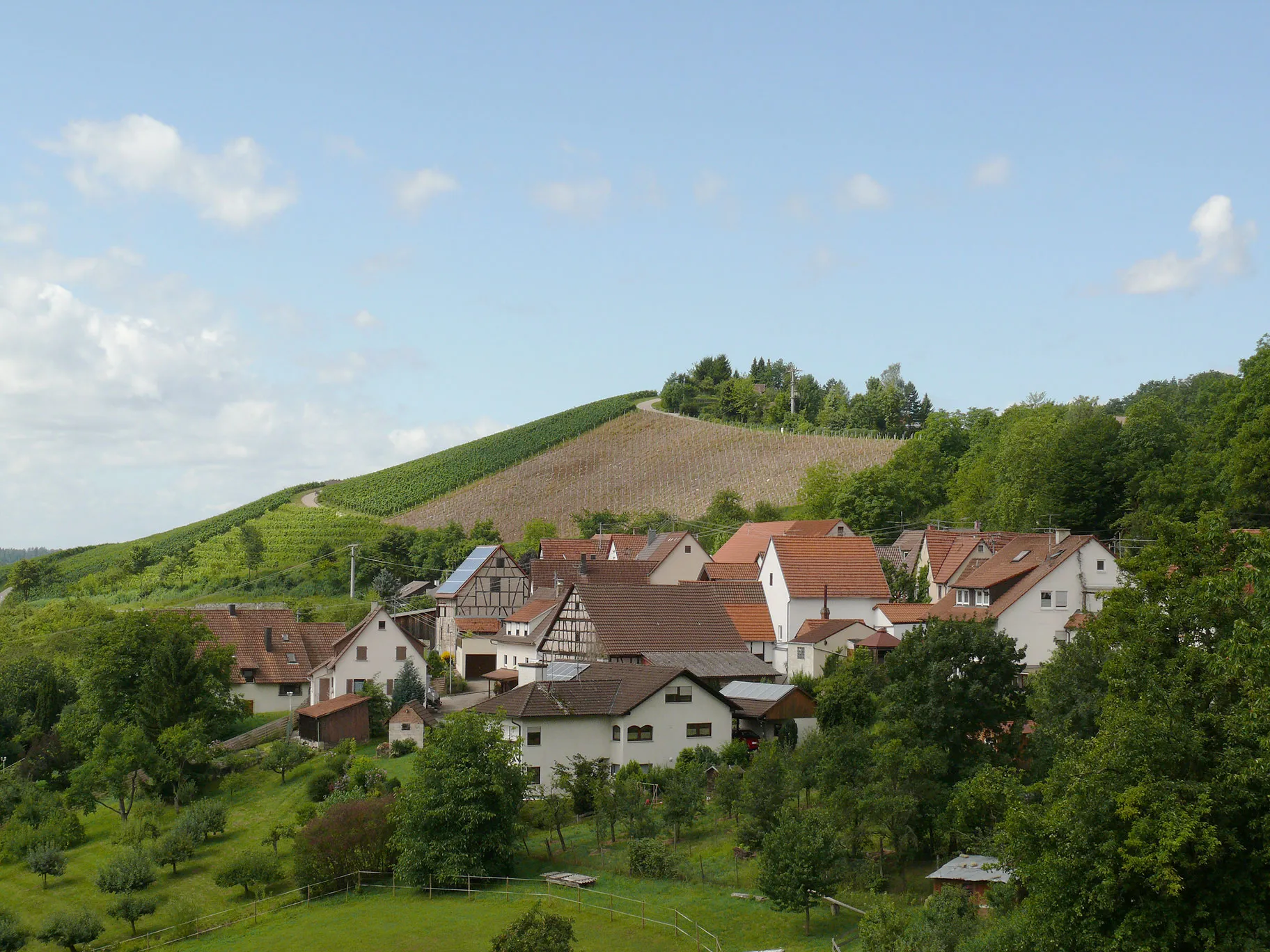 Photo showing: Etzlenswenden, a hamlet belonging to Beilstein (Württemberg), photographed from the cemetery (from northeast).