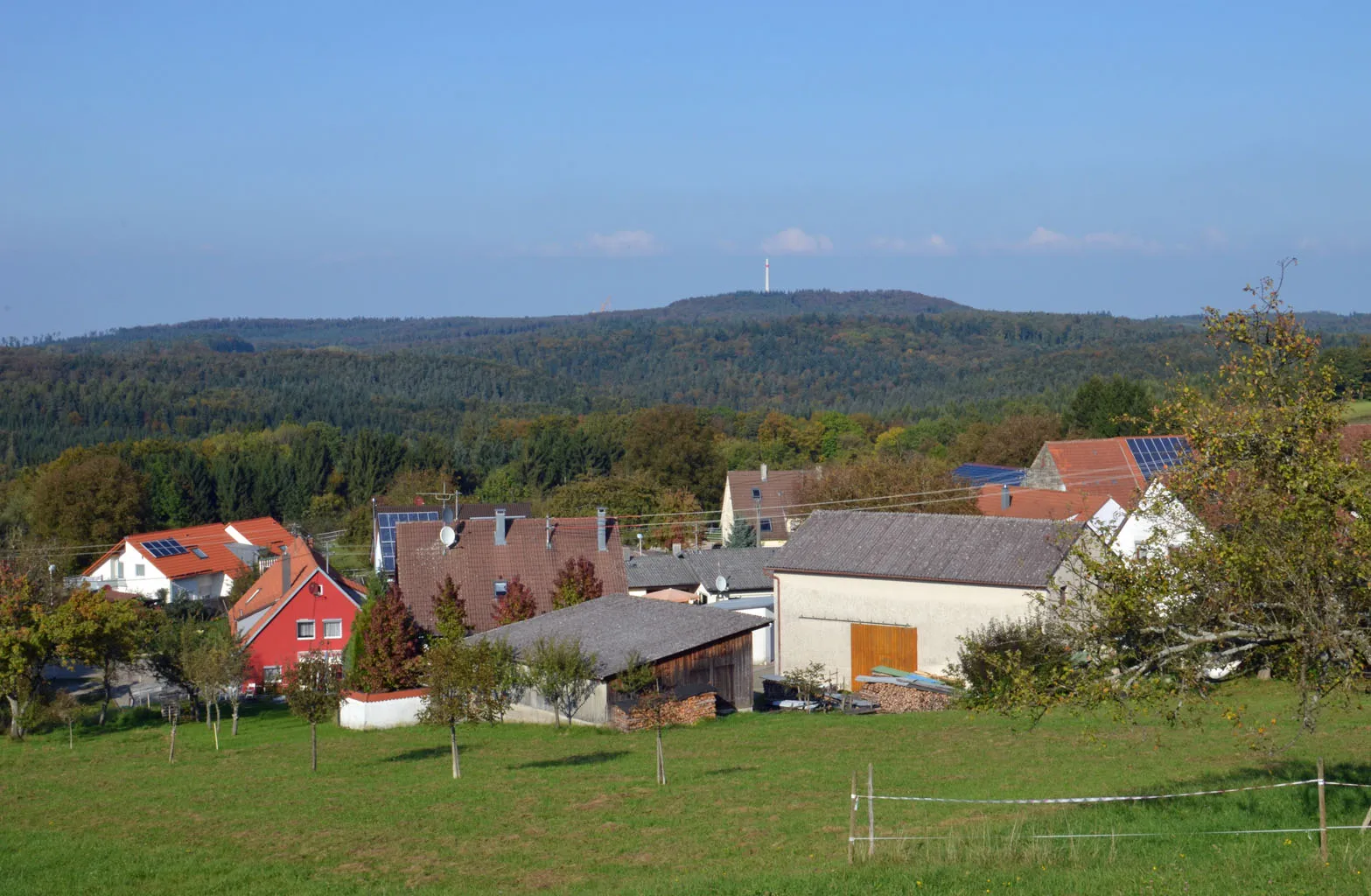 Photo showing: Blick vom Stocksberg auf die gleichnamige Ortschaft. Im Hintergrund die Baustelle für die Windkraftanlagen am Horkenberg.
