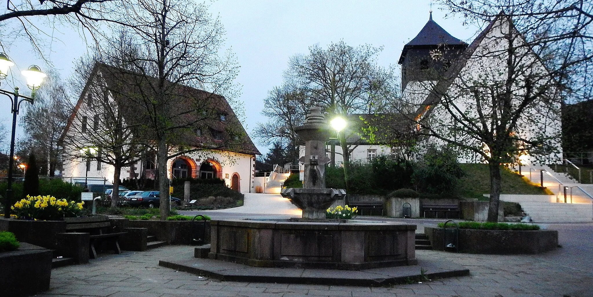 Photo showing: Brunnen und Kirche in Friolzheim