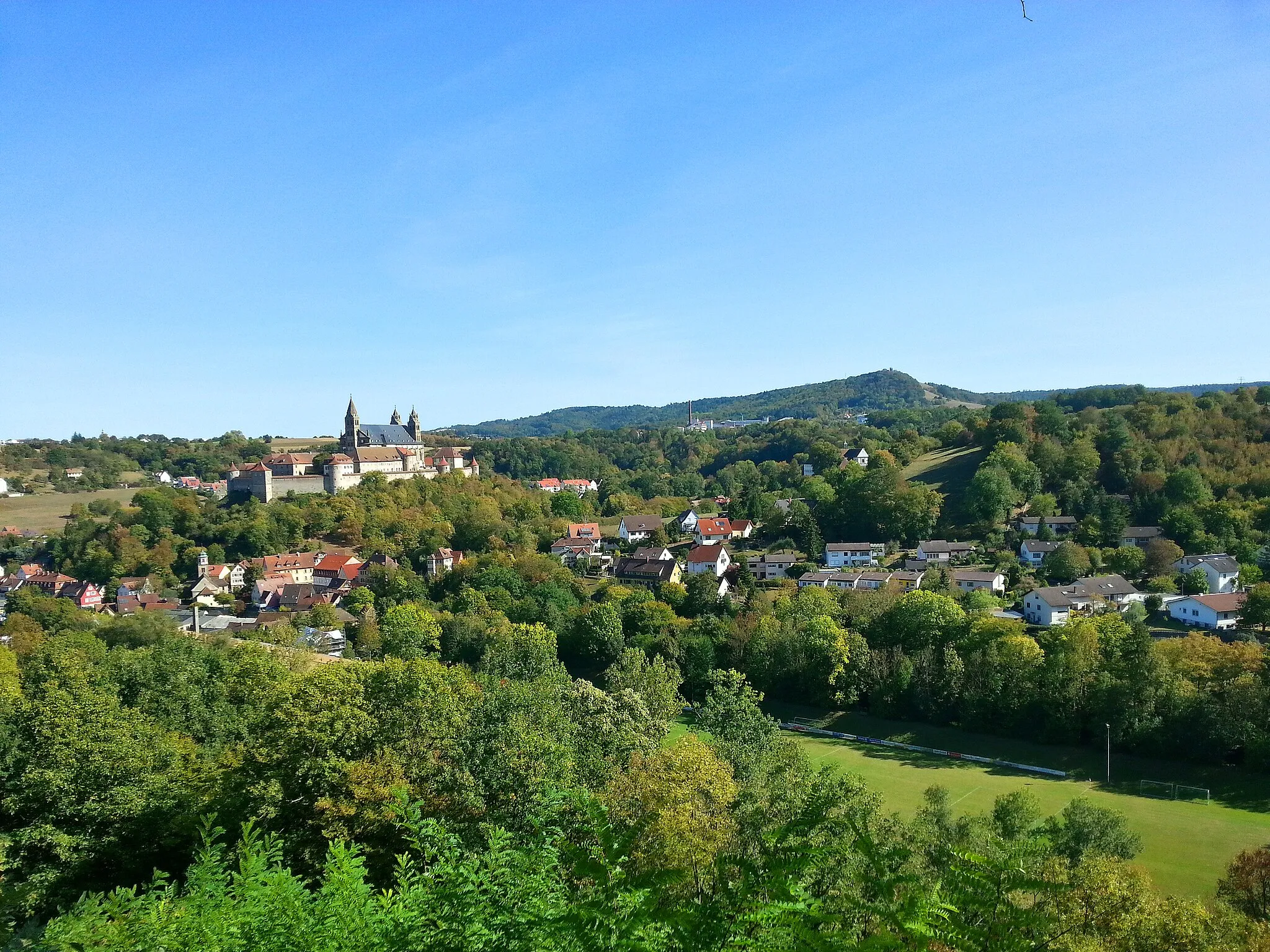 Photo showing: Von links nach rechts: Steinbach am Fuße der Comburg, gegenüber der Comburg die Kleincomburg, im Hintergrund Hessental und der Einkorn. Von der Tullauer Höhe aus gesehen.