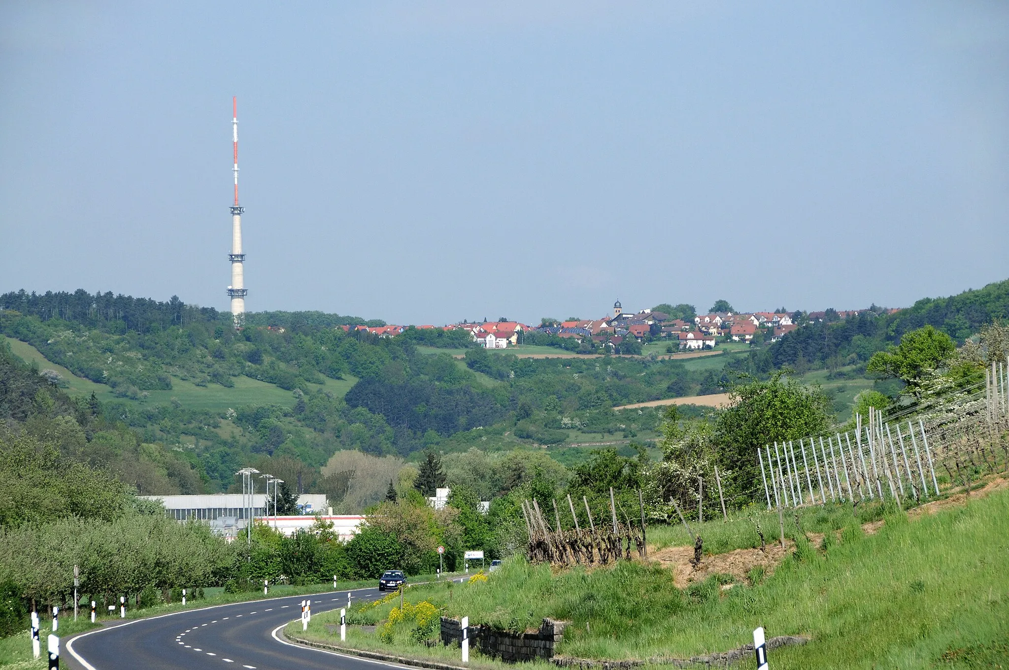 Photo showing: view upward from Tauber valley between Igersheim and Markelsheim to Löffelstelzen (Bad Mergentheim), Germany, with comminications tower