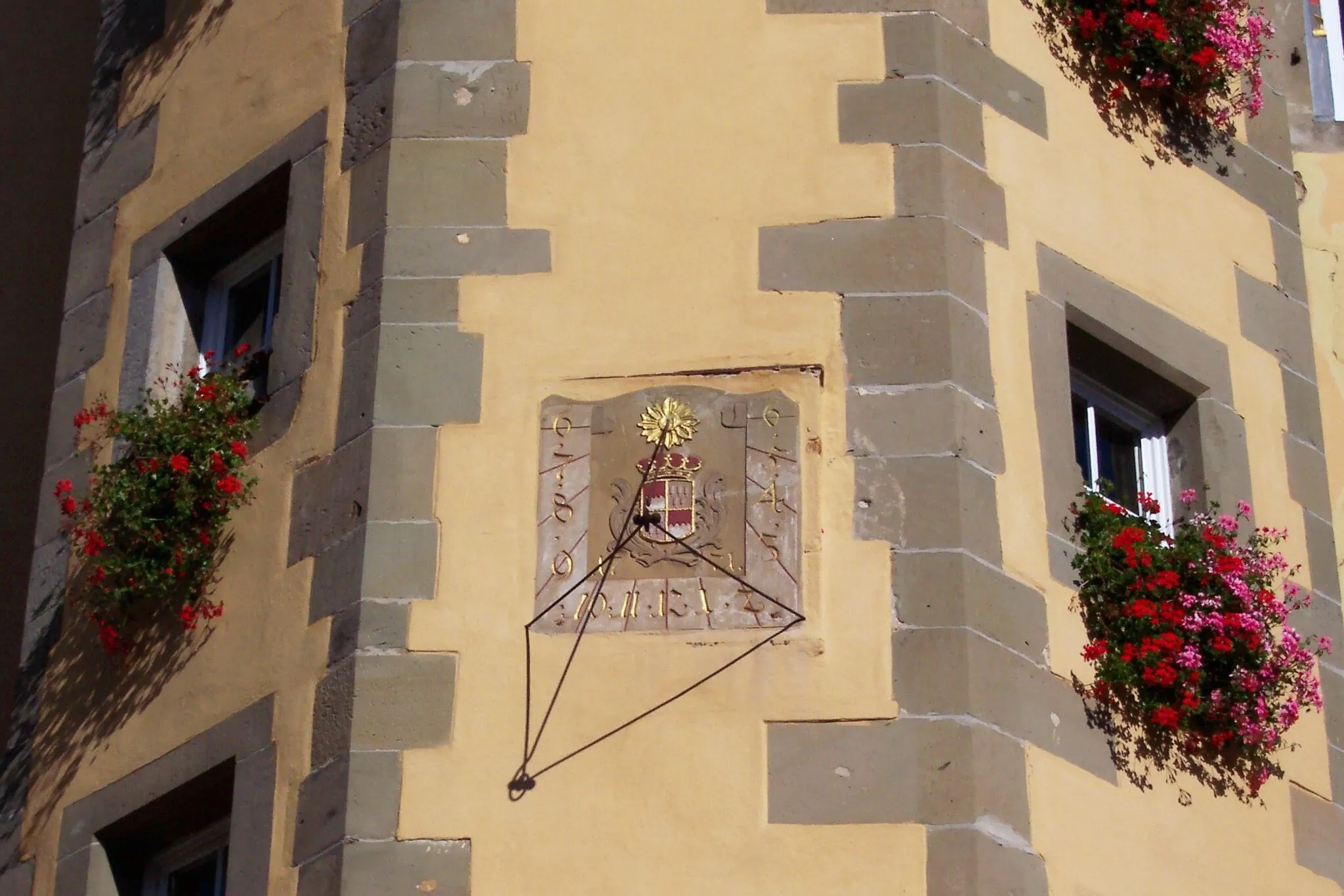 Photo showing: Sonnenuhr mit Wappen der Schenken von Limpurg