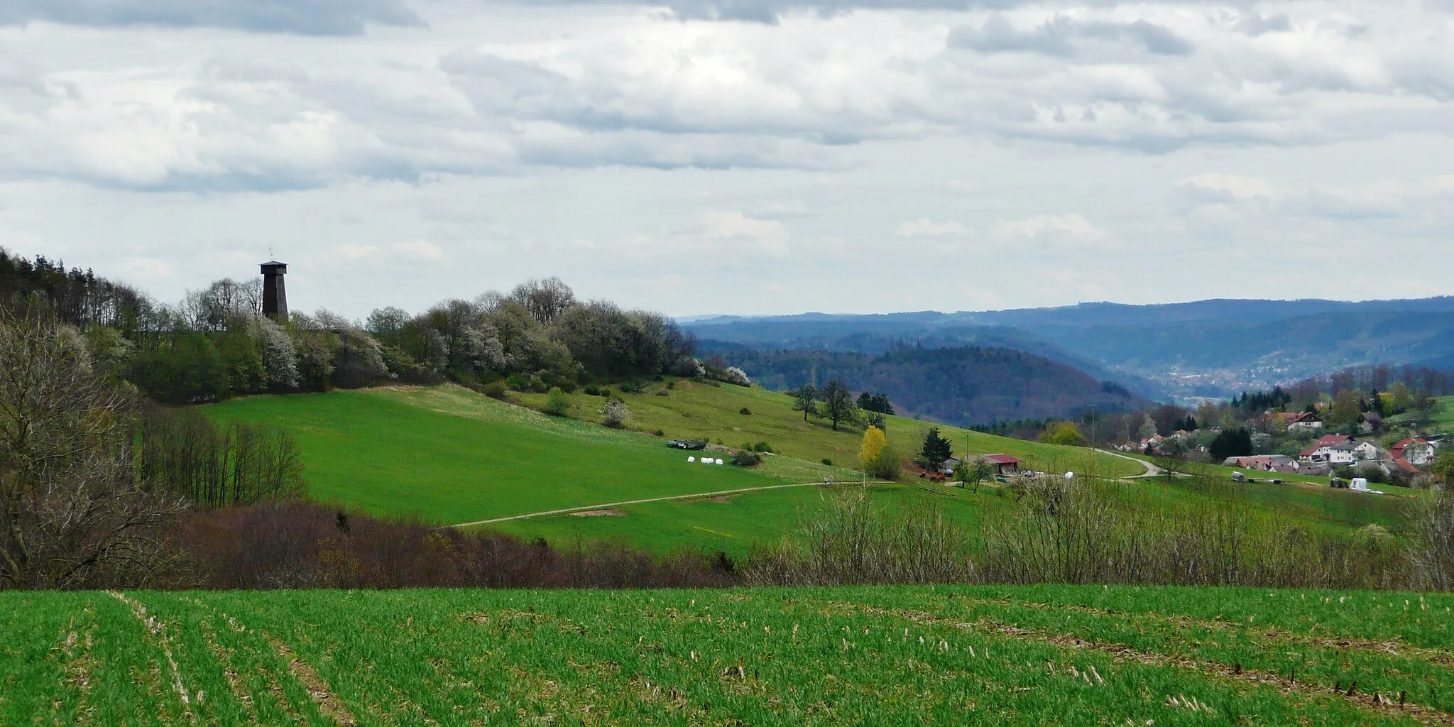Photo showing: Blick von der Anhöhe nördlich von Nassach nach Osten zum Juxkopfturm (Richtung Spiegelberg und Jux)