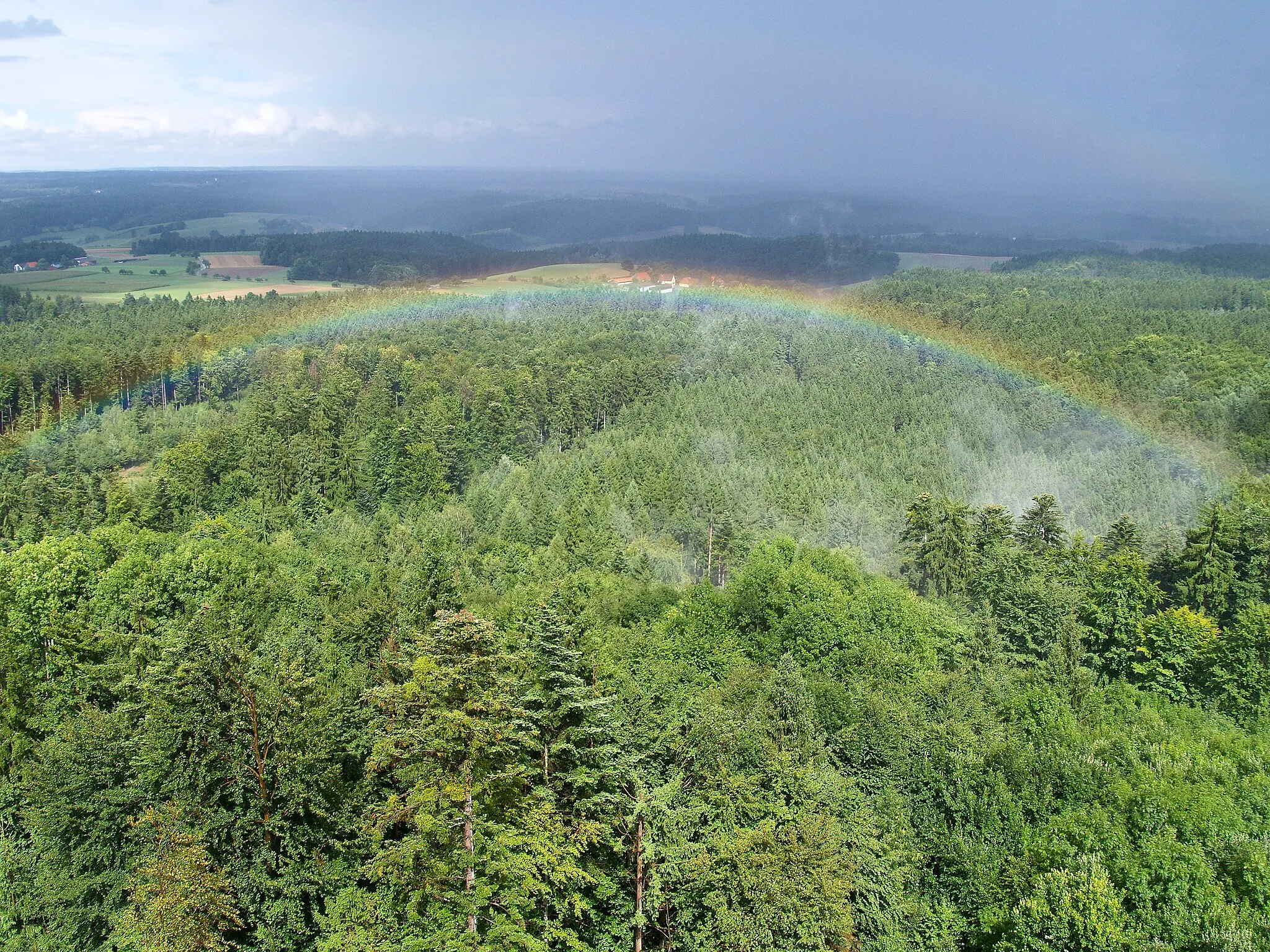 Photo showing: Rainbow below the horizon from a lookout tower