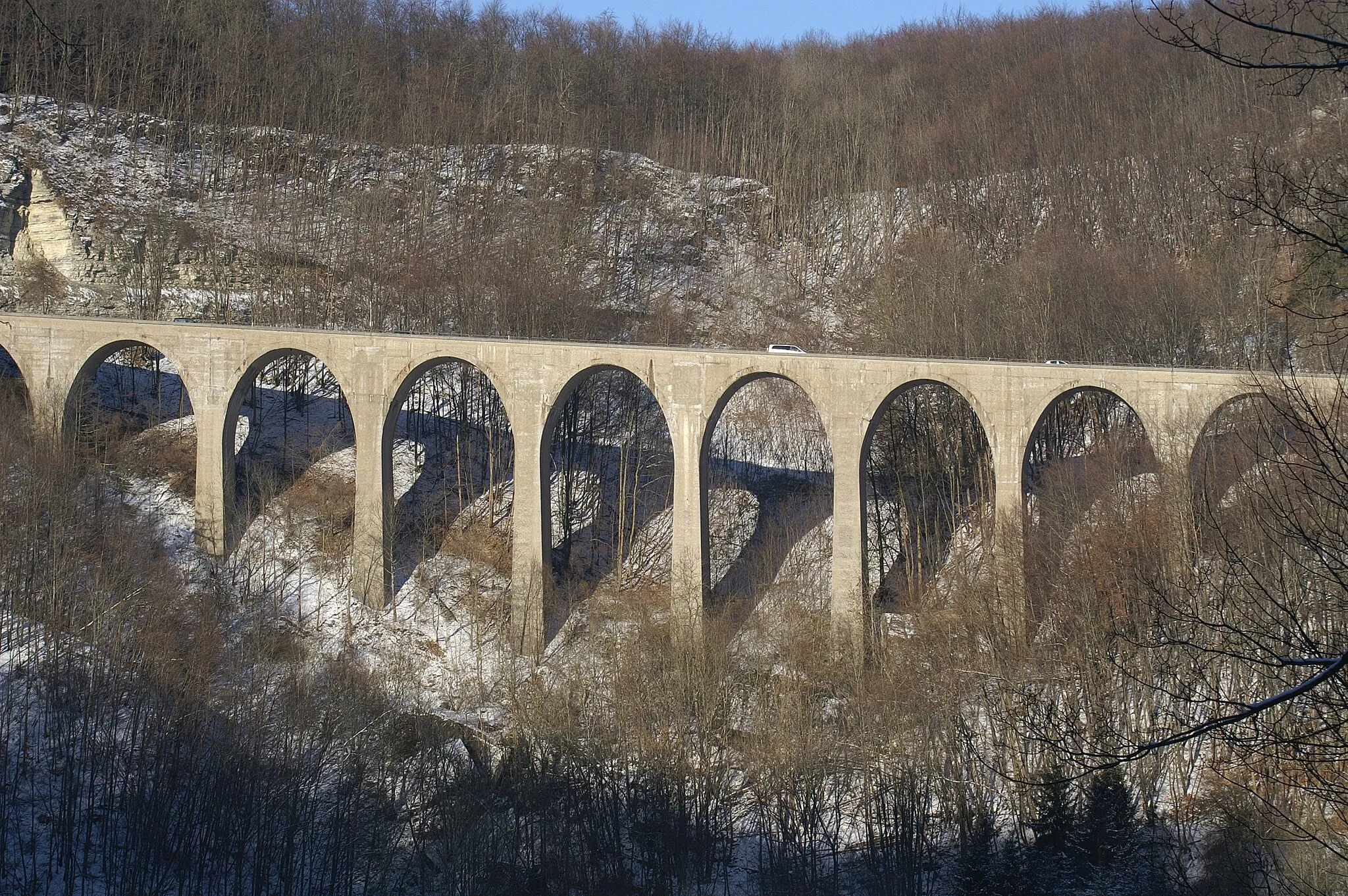 Photo showing: Die Drachenlochbrücke an der Bundesautobahn A8 am Drackensteiner Hang wird nur in Richtung Stuttgart befahren.