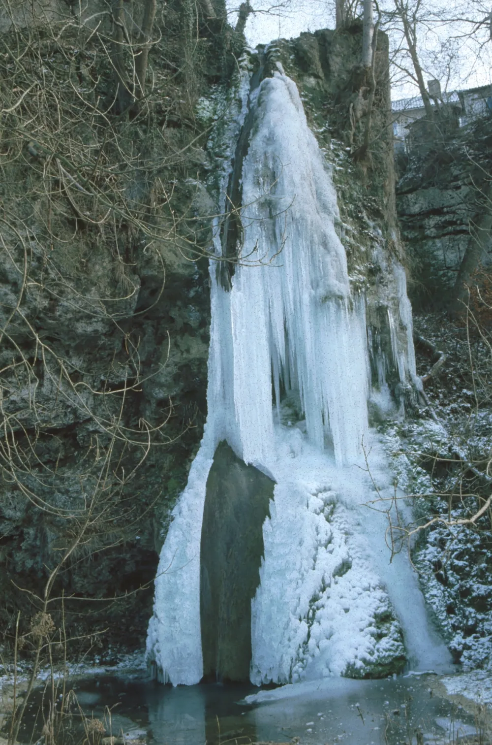 Photo showing: In kalten Wintern formt der Gos-Wasserfall an der Unterdrackensteiner Kalksinterterrasse bizarre Eisgebilde