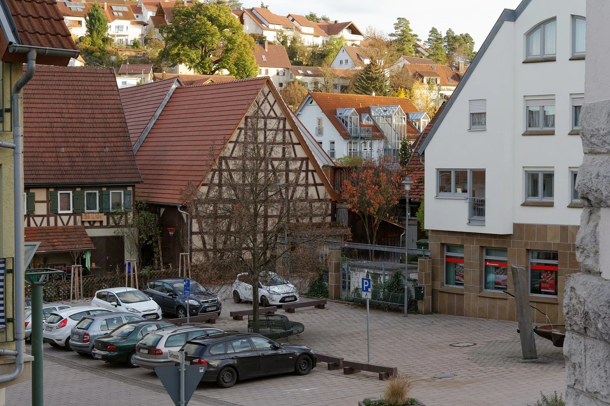 Photo showing: Platz in der Ortsmitte von Flacht, einem Ortsteil der Gemeinde Weissach in Baden-Württemberg.