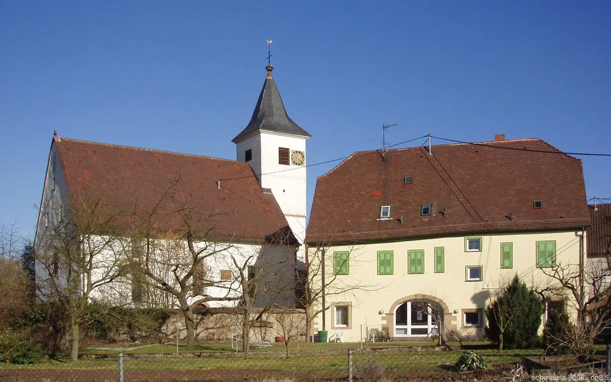 Photo showing: Georgskirche in Heilbronn-Horkheim mit zugehörigem Pfarrhaus, von Westen aus gesehen