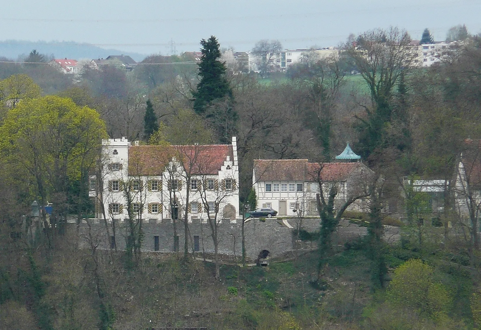 Photo showing: Blick auf Schloss Remseck mit Atelier Gisela Ade (im Hintergrund Häuser des Stadtteils Neckarrems der Stadt Remseck am Neckar)