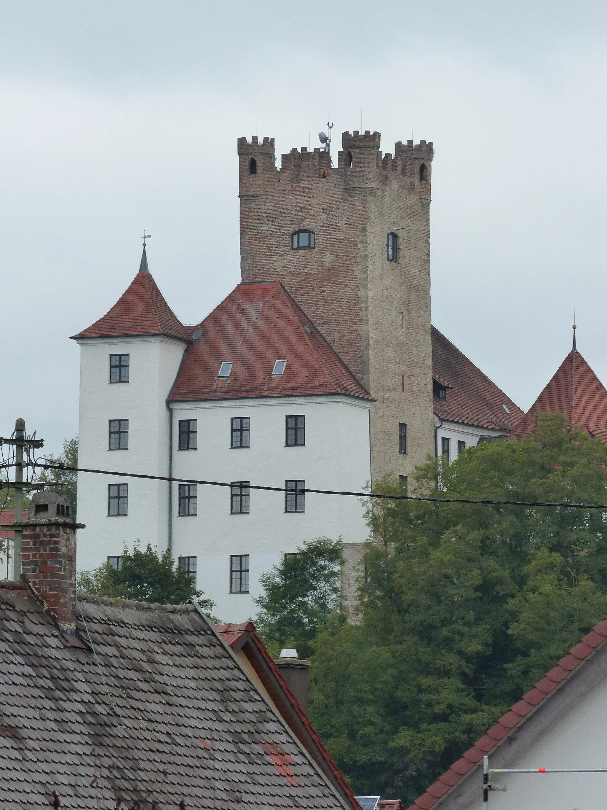 Photo showing: Schloss Reisensburg mit romanisch-gotischem Bergfried aus Backstein von Osten