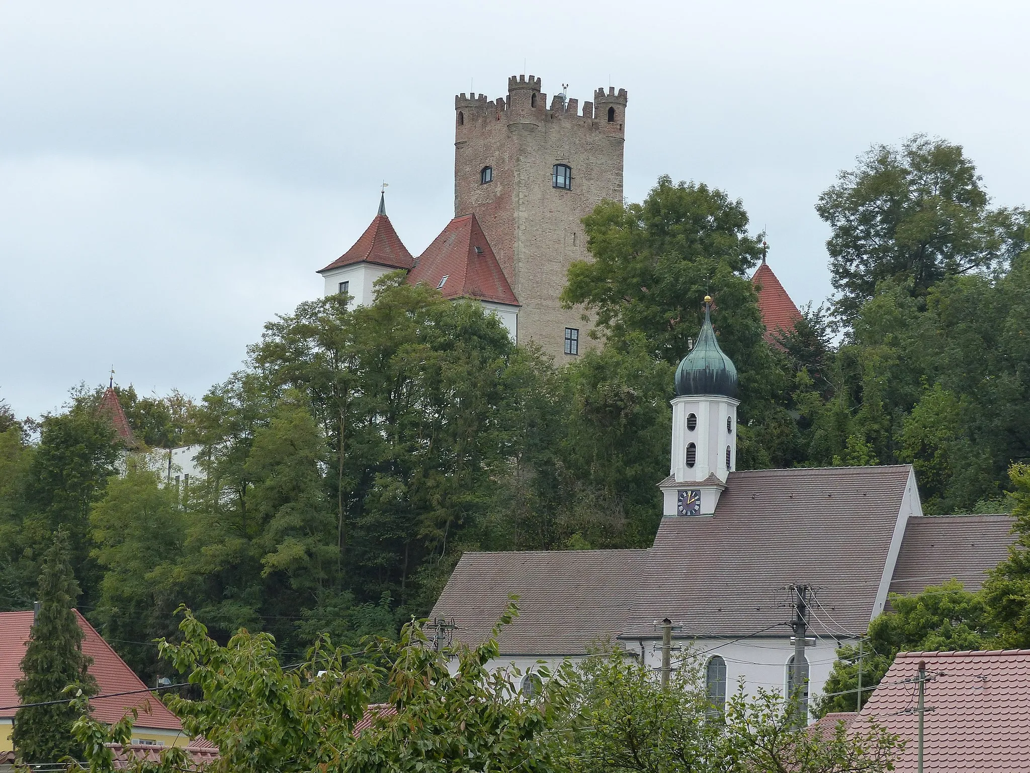 Photo showing: Schloss Reisensburg mit romanisch-gotischem Bergfried aus Backstein von Osten, davor die Kirche