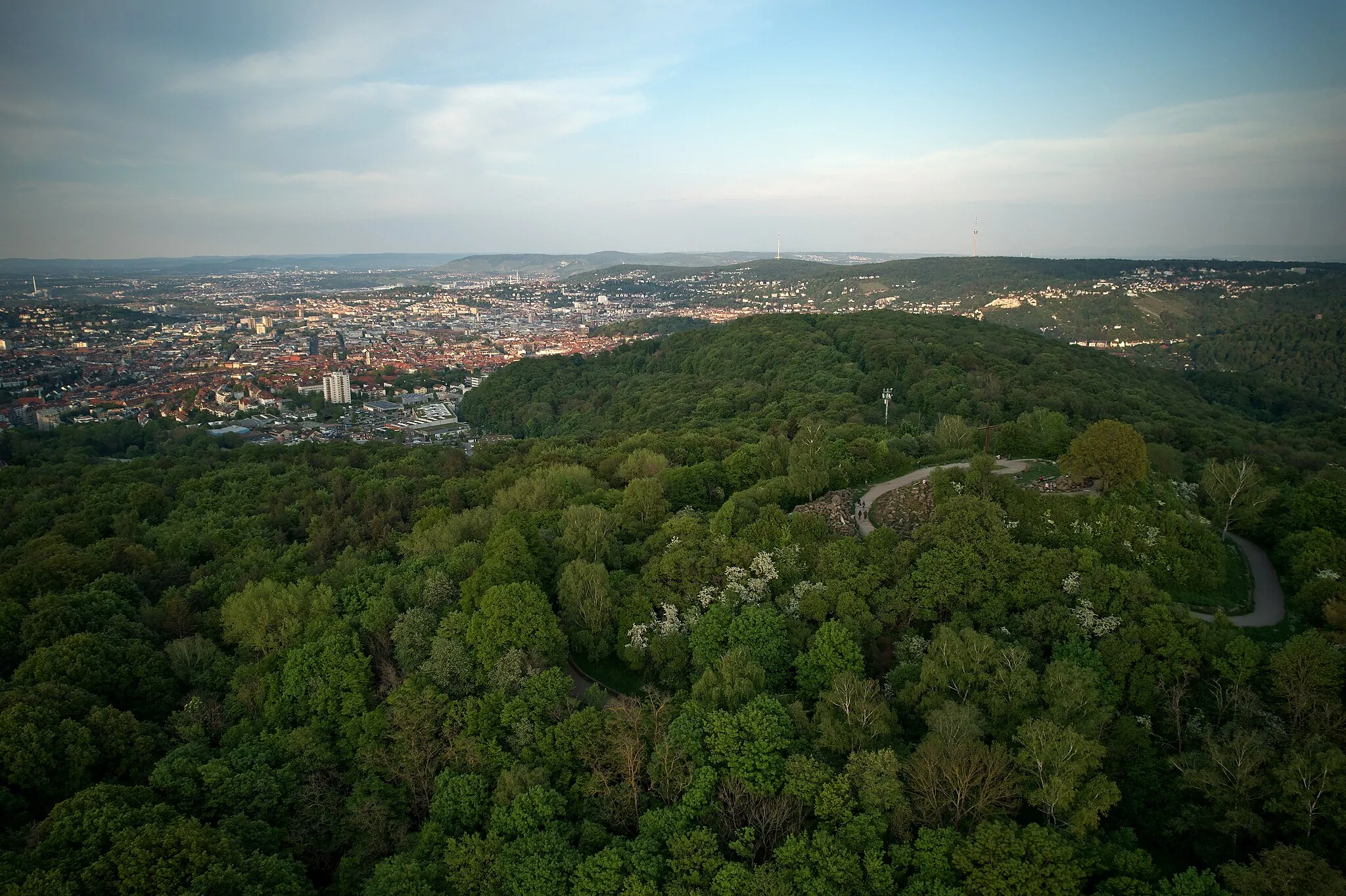 Photo showing: Der Birkenkopf (509 mü. NN) mit Stuttgart im Hintergrund. Blickrichtung nach Osten.