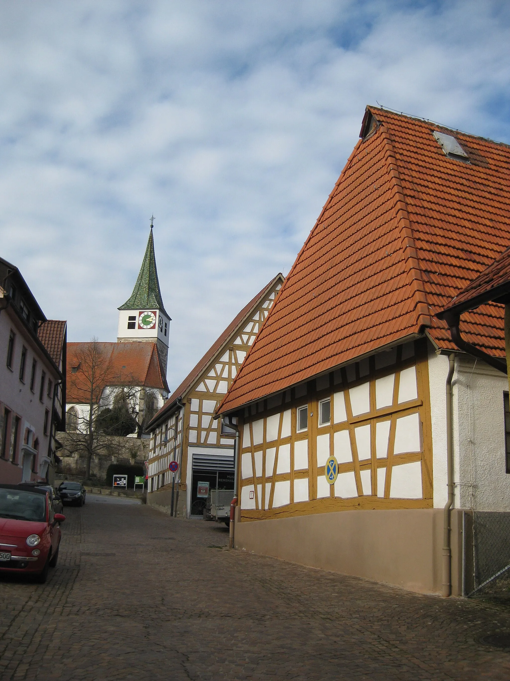 Photo showing: Schillerstraße in Grunbach mit der Dionysiuskirche im Hintergrund