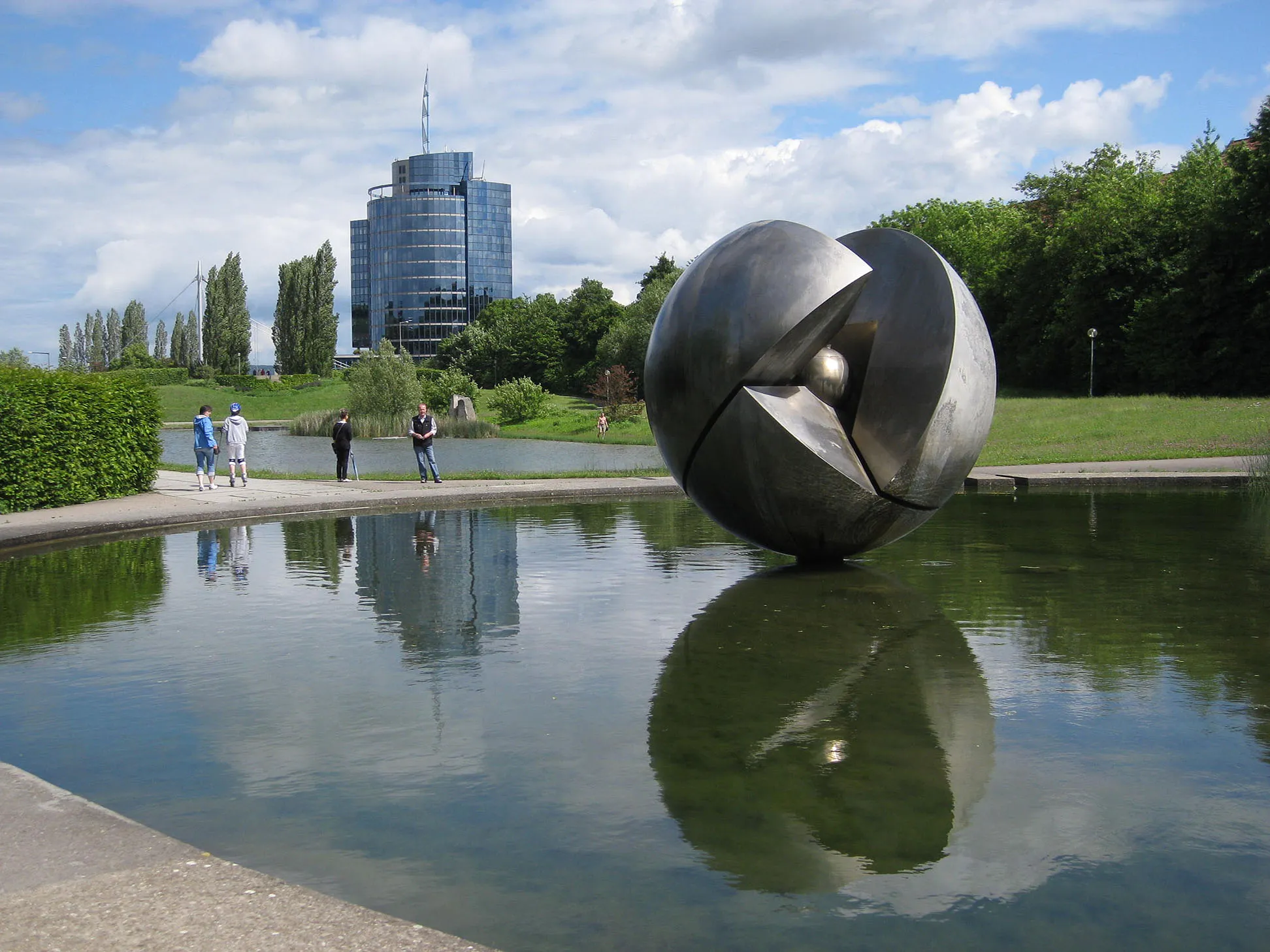 Photo showing: Sculptures in Stuttgart, Killesberg - Gelände der IGA 1993, Hans Dieter Bohnet, Kugelobjekt und Wasserspiele am Egelsee, 1993