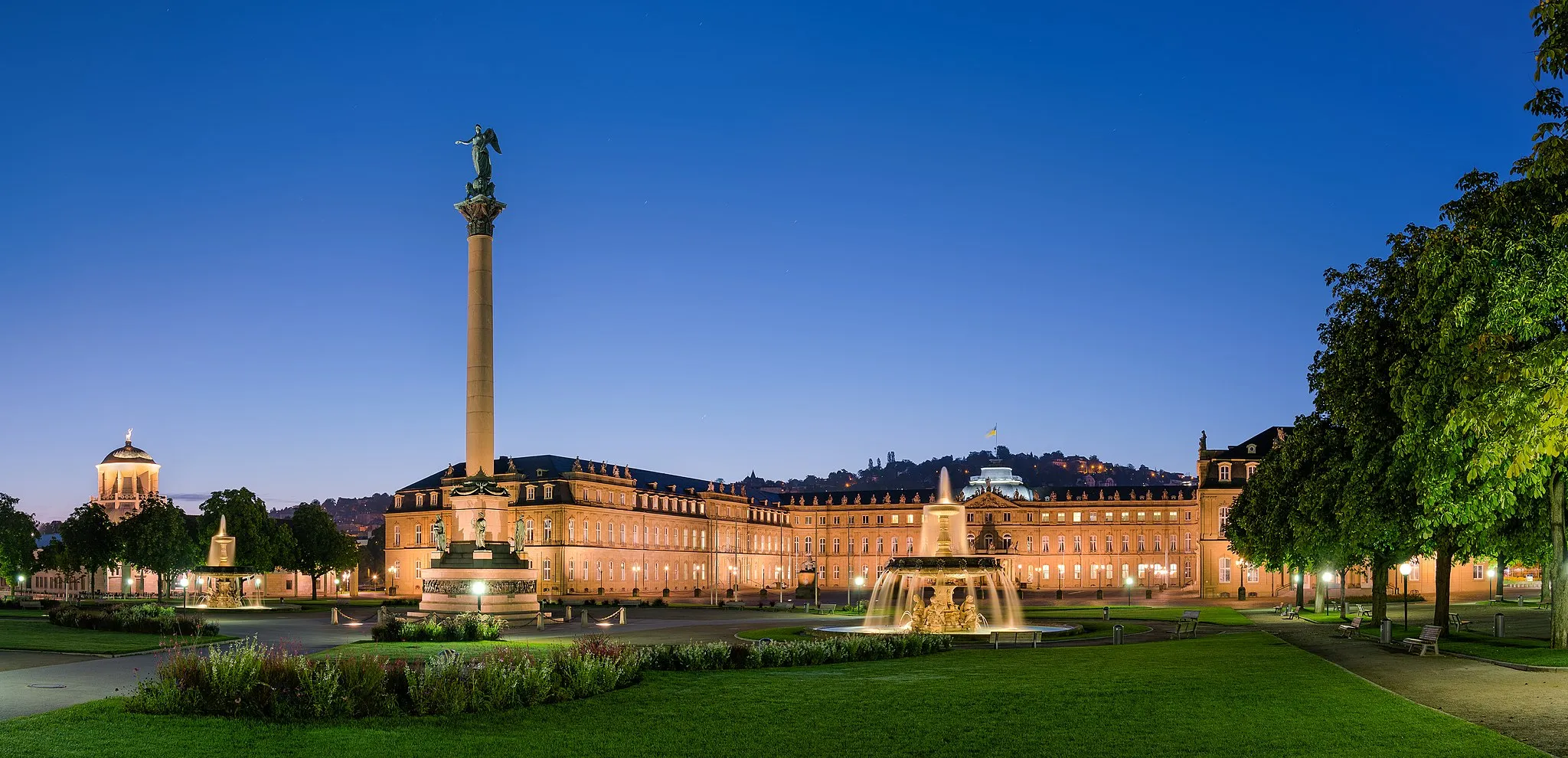 Photo showing: Neues Schloss (new palace), Schlossplatzspringbrunnen, Jubiläumssäule (Schlossplatz, Stuttgart, Germany).