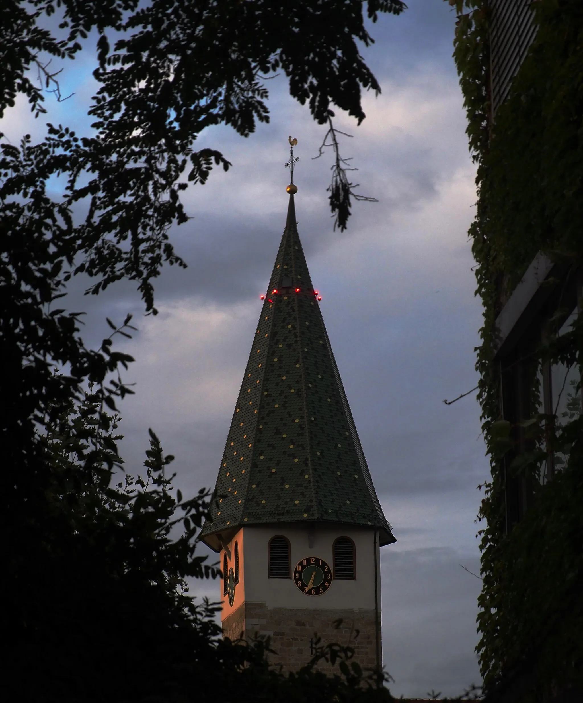 Photo showing: Flugsicherungslichter am Turm der Jakobuskirche in Bernhausen