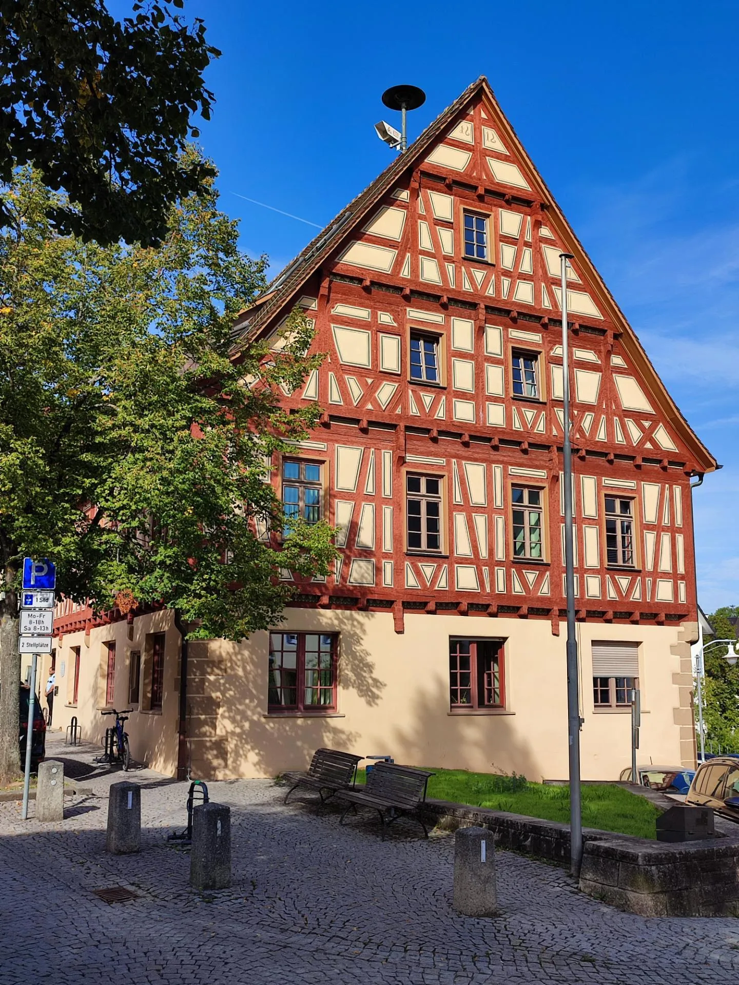 Photo showing: Und hier noch der schöne Fachwerkbau des alten Rathauses in Bernhausen