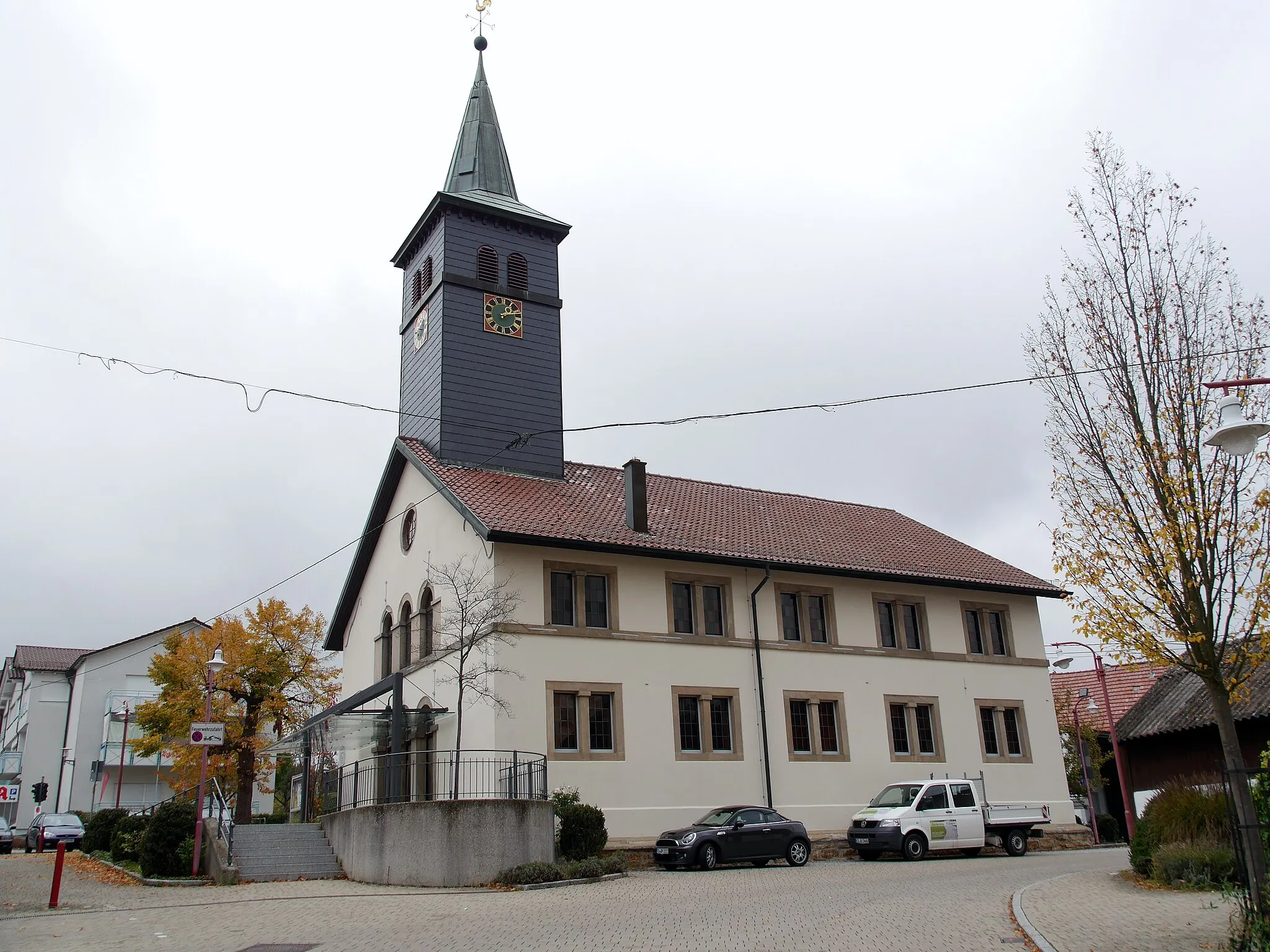 Photo showing: Evang. Kirche Filderstadt-Harthausen: Das spätklassizistische Bauwerk wurde 1837-1838 anstelle einer gotischen Kapelle durch den württ. Baurat Bernhard Adam Groß d. J. erbaut. Sie wird dem "Kameralamtsstil" zugeordnet.