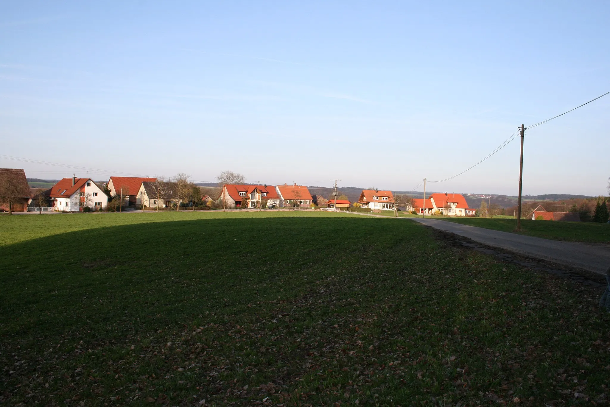 Photo showing: Storchsnest ist der Name eines kleinen Weilers im Schwäbischen Wald. Heute wird er als „Wohnplatz“ bezeichnet und ist ein Teil der Ortschaft Geißelhardt, die früher eine eigenständige Gemeinde war und seit 1972 im Zuge der Gemeindereform zur Gemeinde Mainhardt  eingemeindet wurde. Der Ort liegt am nördlichen Rand des Mainhardter Waldes, inmitten von Wald und kleinen Feldern.