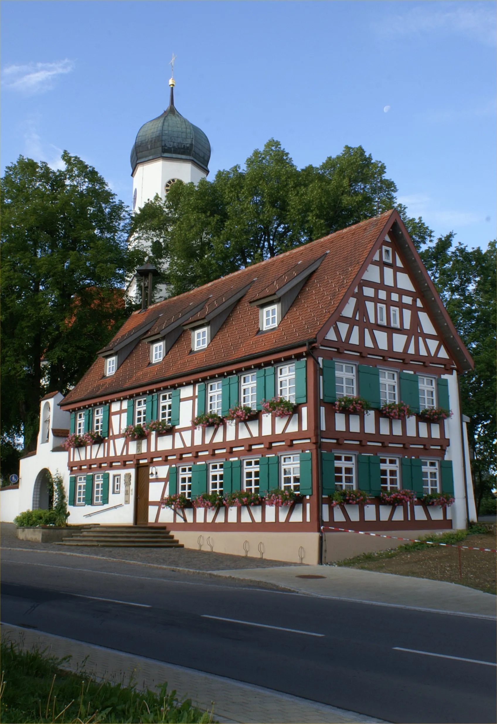 Photo showing: Dorfmitte von Westerheim (Württemberg) mit dem Haus des Gastes und dem Turm der St.-Stephanus-Kirche