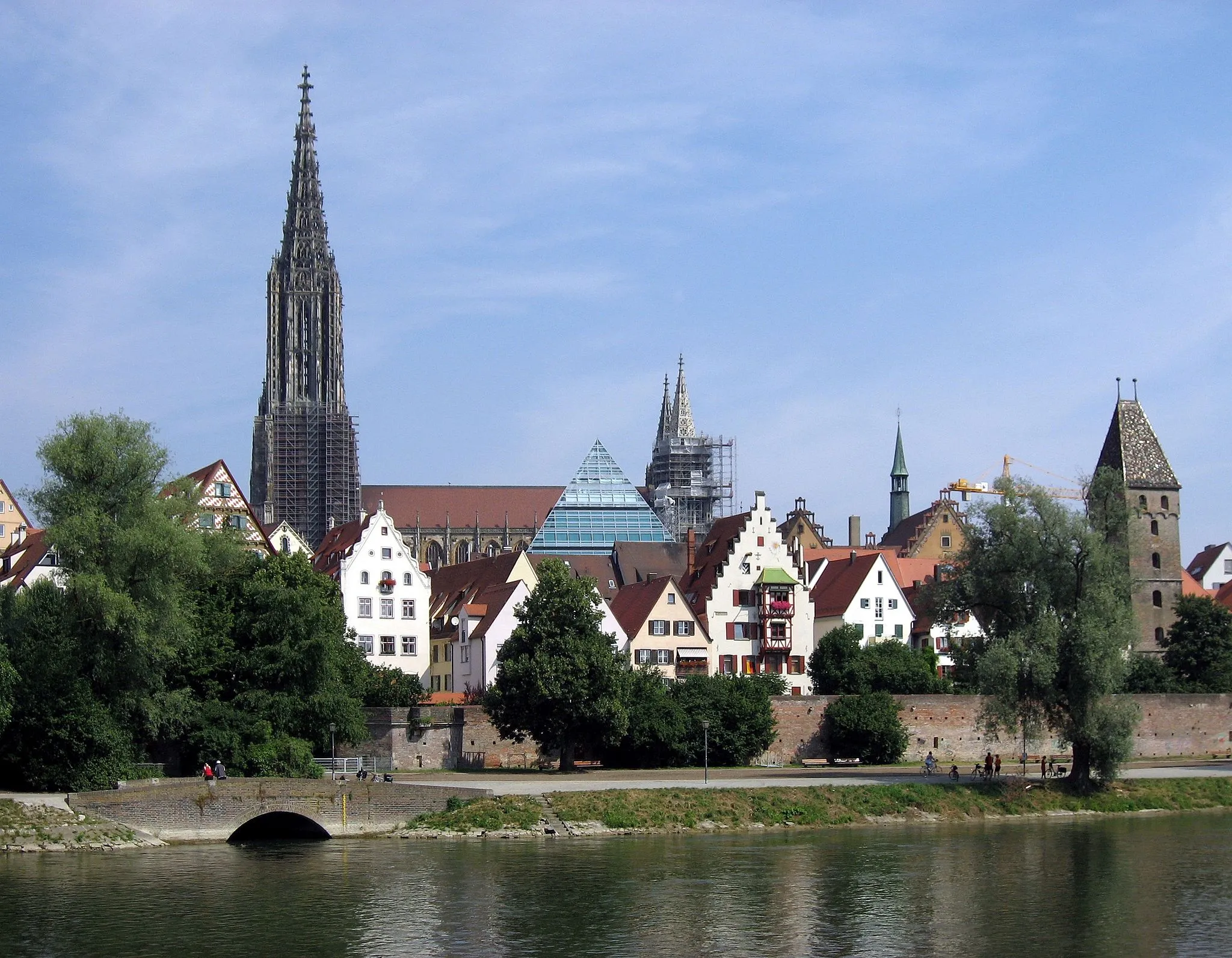 Photo showing: Ulm, Germany, old town with Münster, city wall and Metzgerturm, as seen from the south bank of the river Danube.