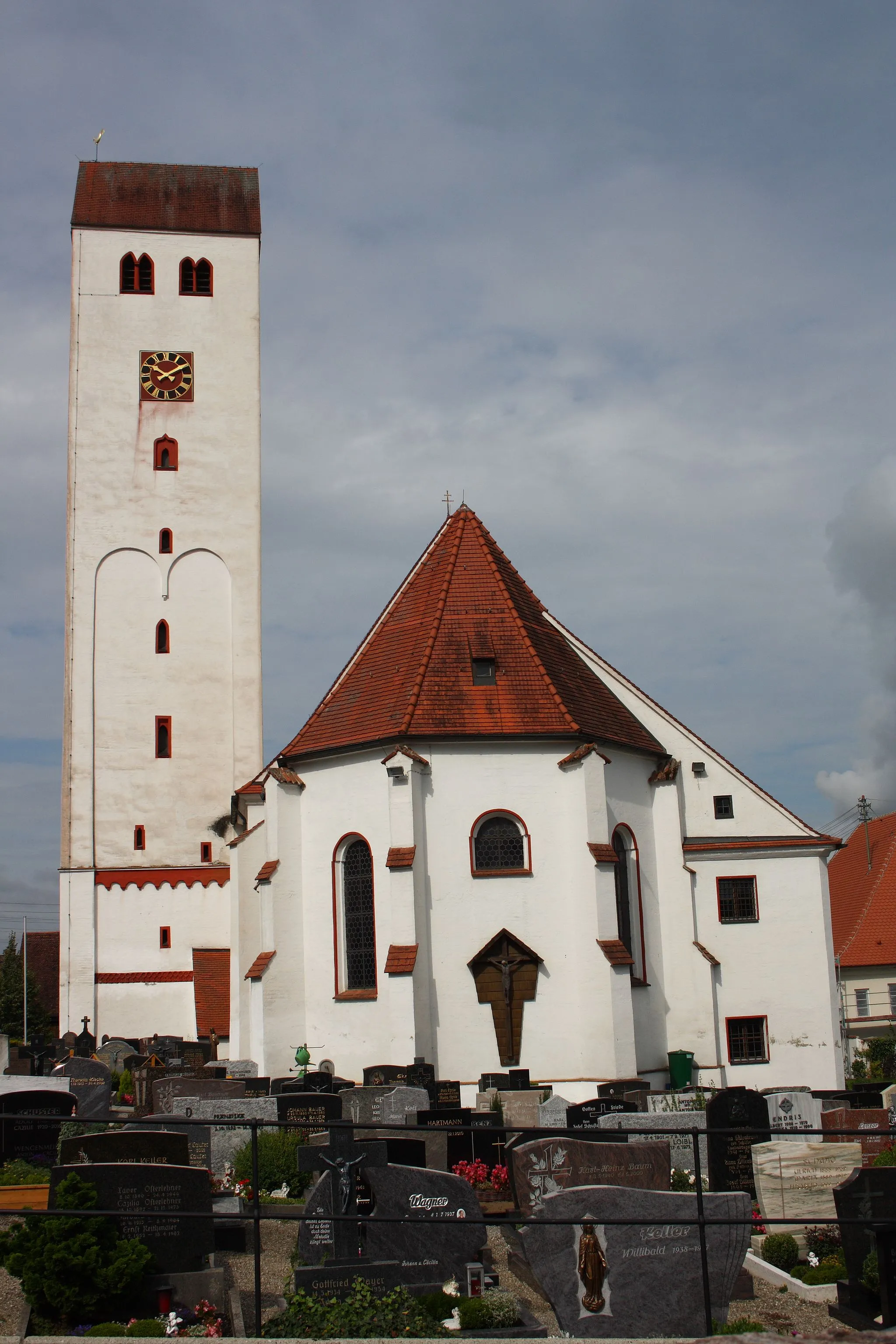 Photo showing: Katholische Pfarrkirche St. Georg in Aislingen im Landkreis Dillingen an der Donau (Bayern), Ansicht von Osten, Apsis und Satteldachturm
