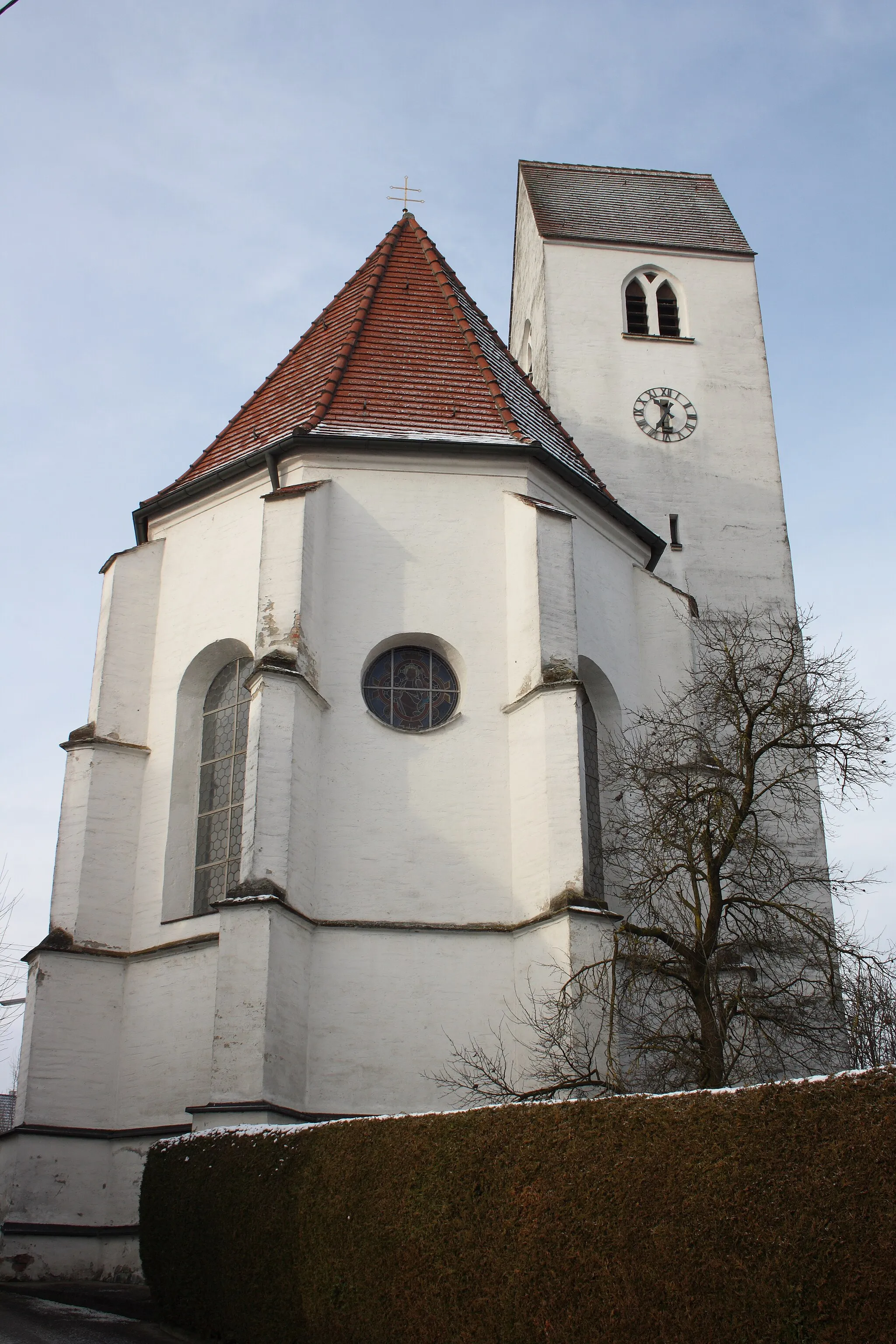 Photo showing: Katholische Filialkirche St. Margareta in Aislingen im Landkreis Dillingen an der Donau, Ansicht von Nordosten, sechsgeschossiger Turm mit Satteldach im nördlichen Chorwinkel, Chor mit Strebepfeilern
