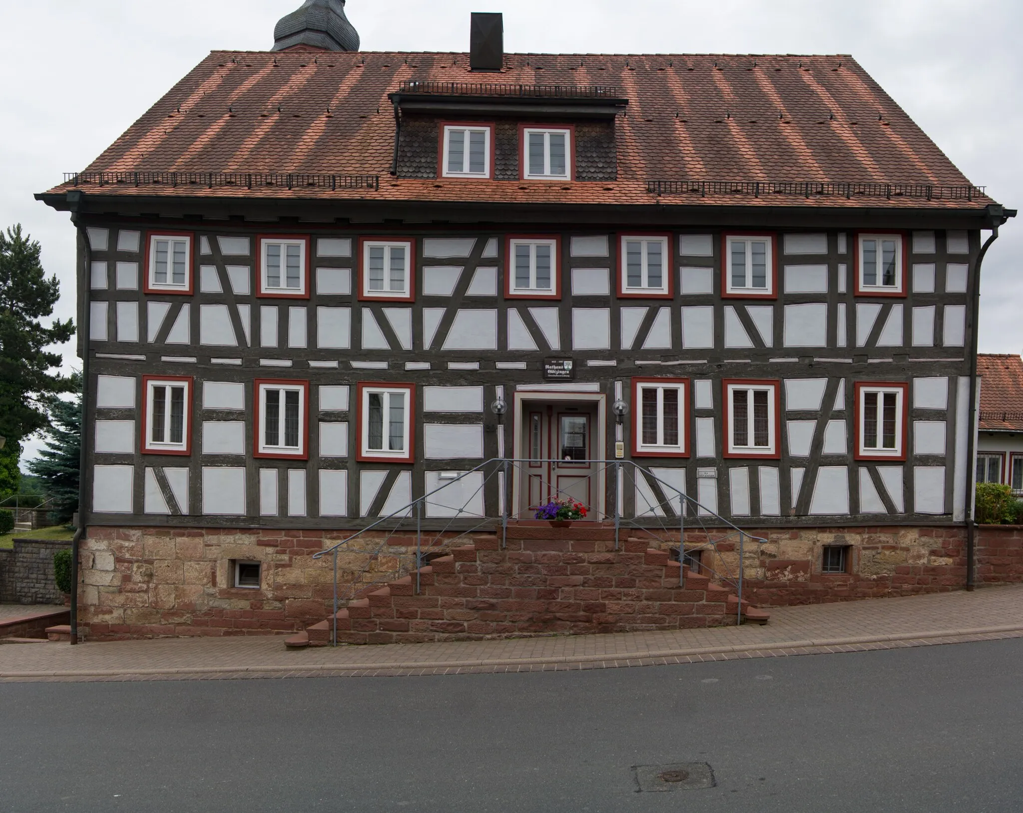 Photo showing: Die Straßenseite des Götzinger Rathauses