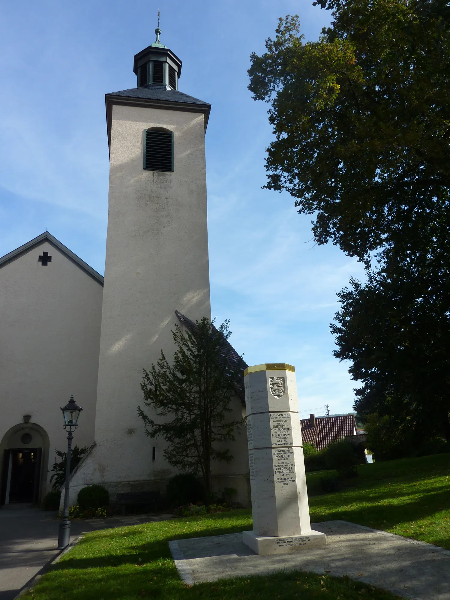 Photo showing: Stauferstele vor der Stiftskirche St. Cyriakus in Bad Boll.