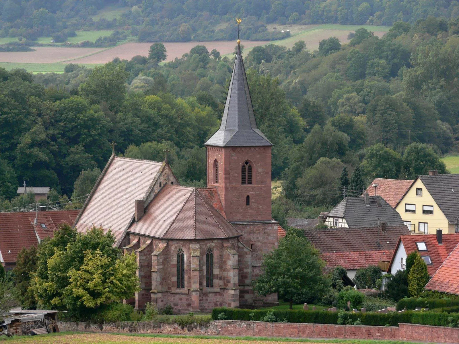 Photo showing: Kirche im spätgotischen Stil  mit polygonalem Chor, die auch der „kleine Dom im Taubertal“ genannt wird. Grundsteinlegung 1519. Neugotischer Ausbau 1857