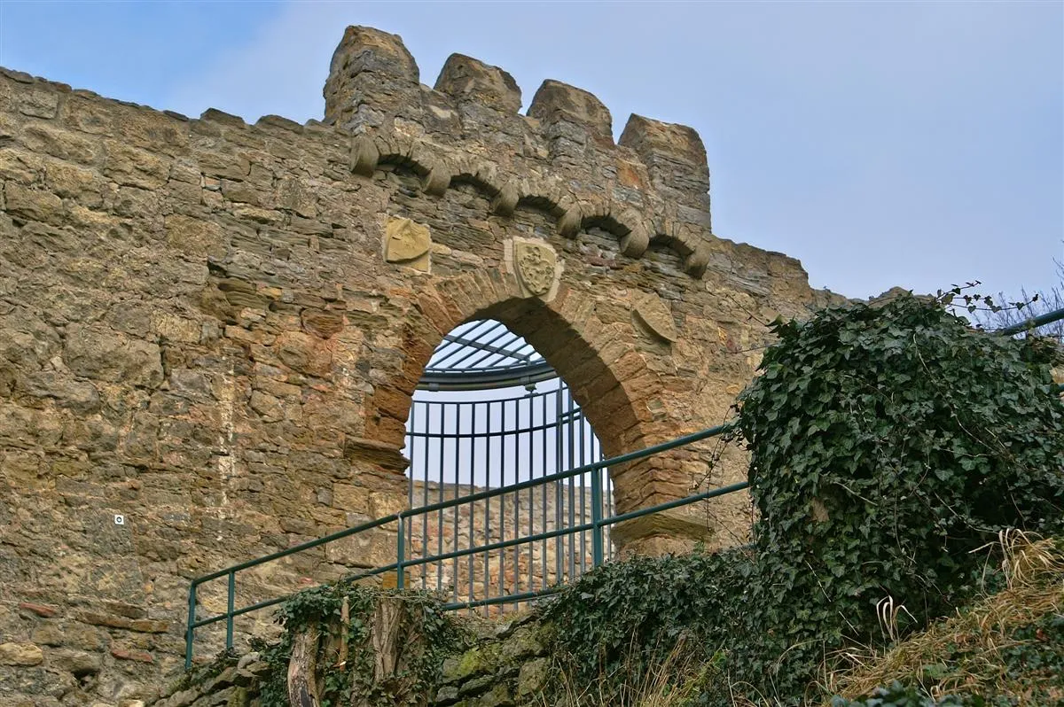 Photo showing: Burg Löffelstelz - Eingangstor