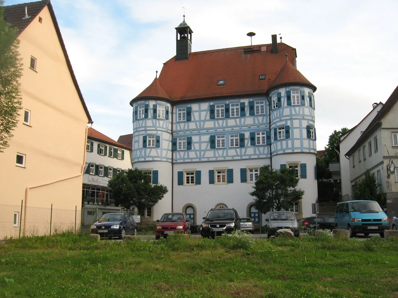 Photo showing: Obersontheim, Rathaus, Blick vom Bühlerufer nach SW auf die NNE-Fassade mit den zwei Ecktürmen.JPG