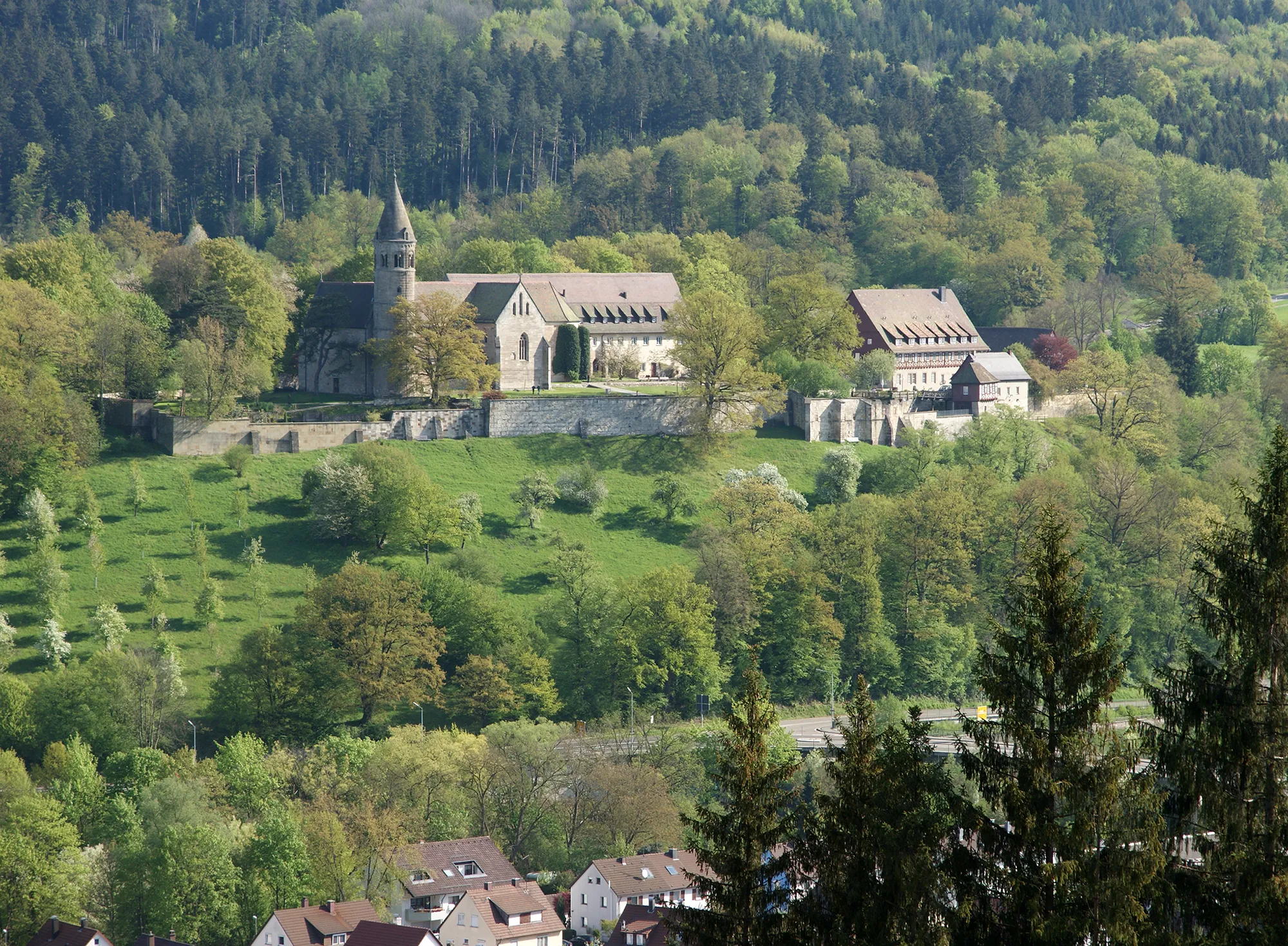 Photo showing: Foto of the Lorch Monastery, taken from the opposite side of the valley south of the River Rems.