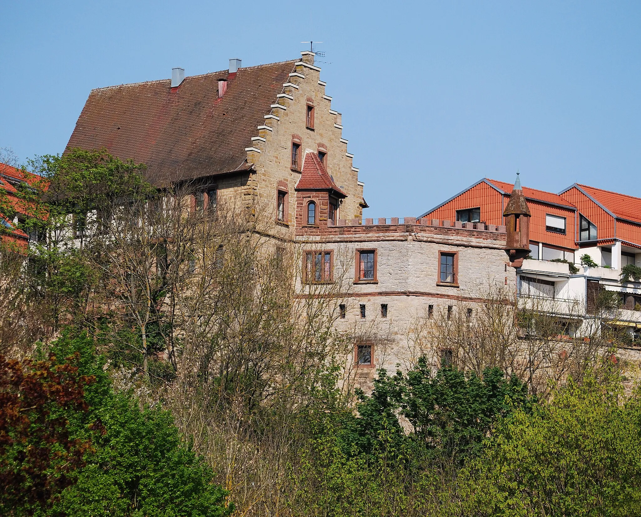 Photo showing: The castle in Höfingen in the German Federal State Baden-Württemberg. A view from the Glems valley.
