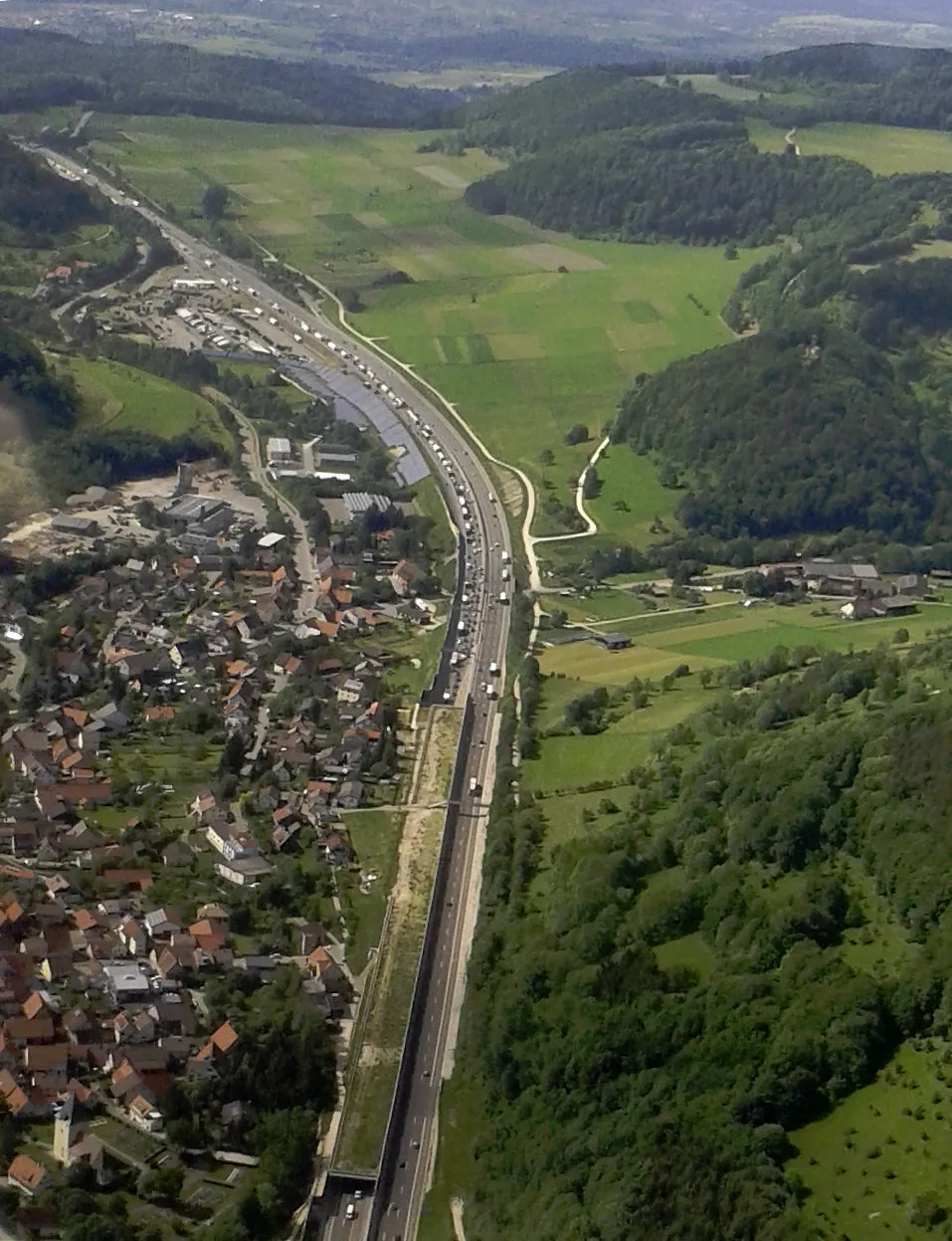 Photo showing: A8 bei Gruibingen (in Richtung Stuttgart fotografiert). Halbseitige Einhausung und Raststätte.