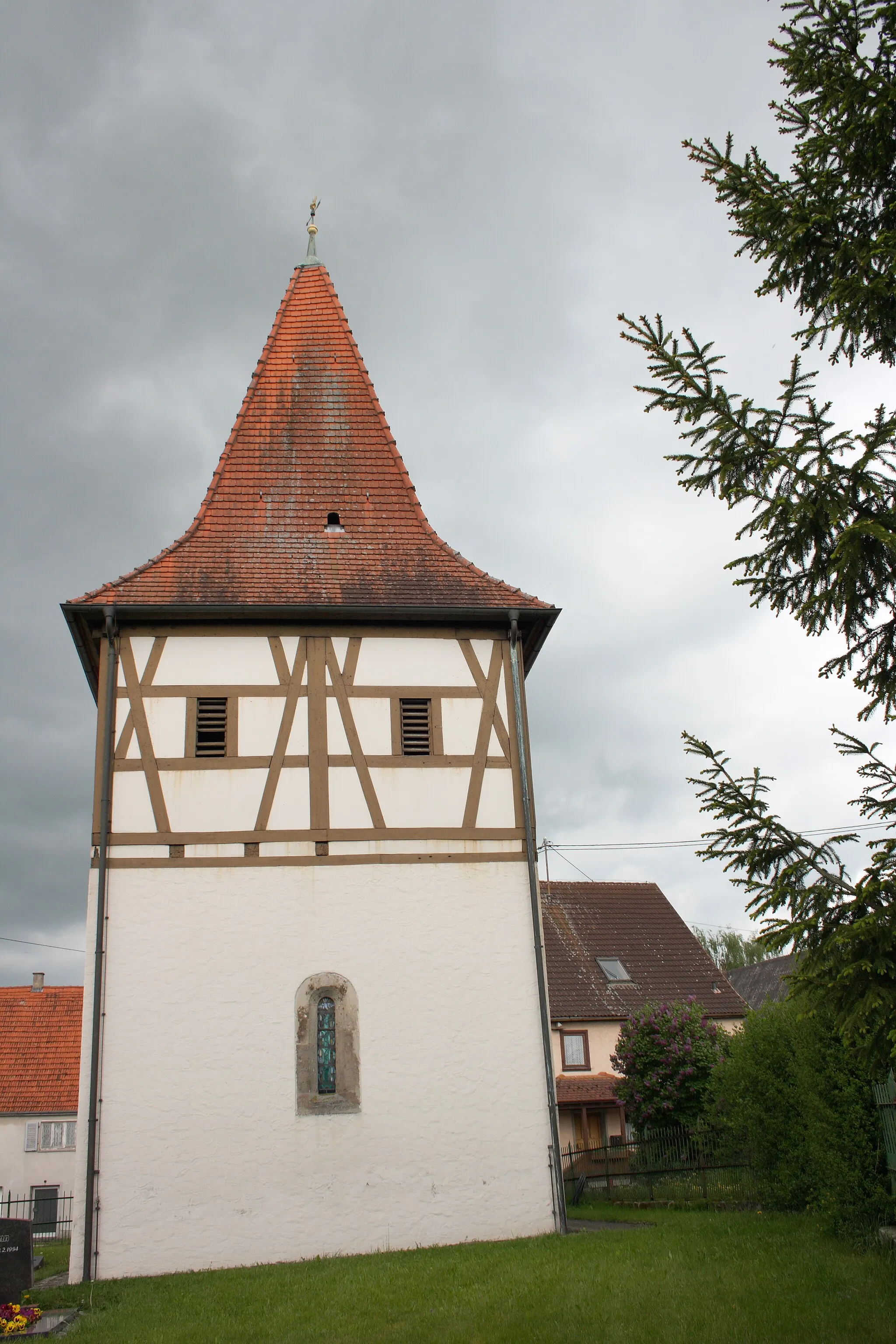 Photo showing: Kapelle Sankt Dionysius im Weiler Spaichbühl der Gemeinde Frankenhardt. Blick von Osten auf den Turm.
