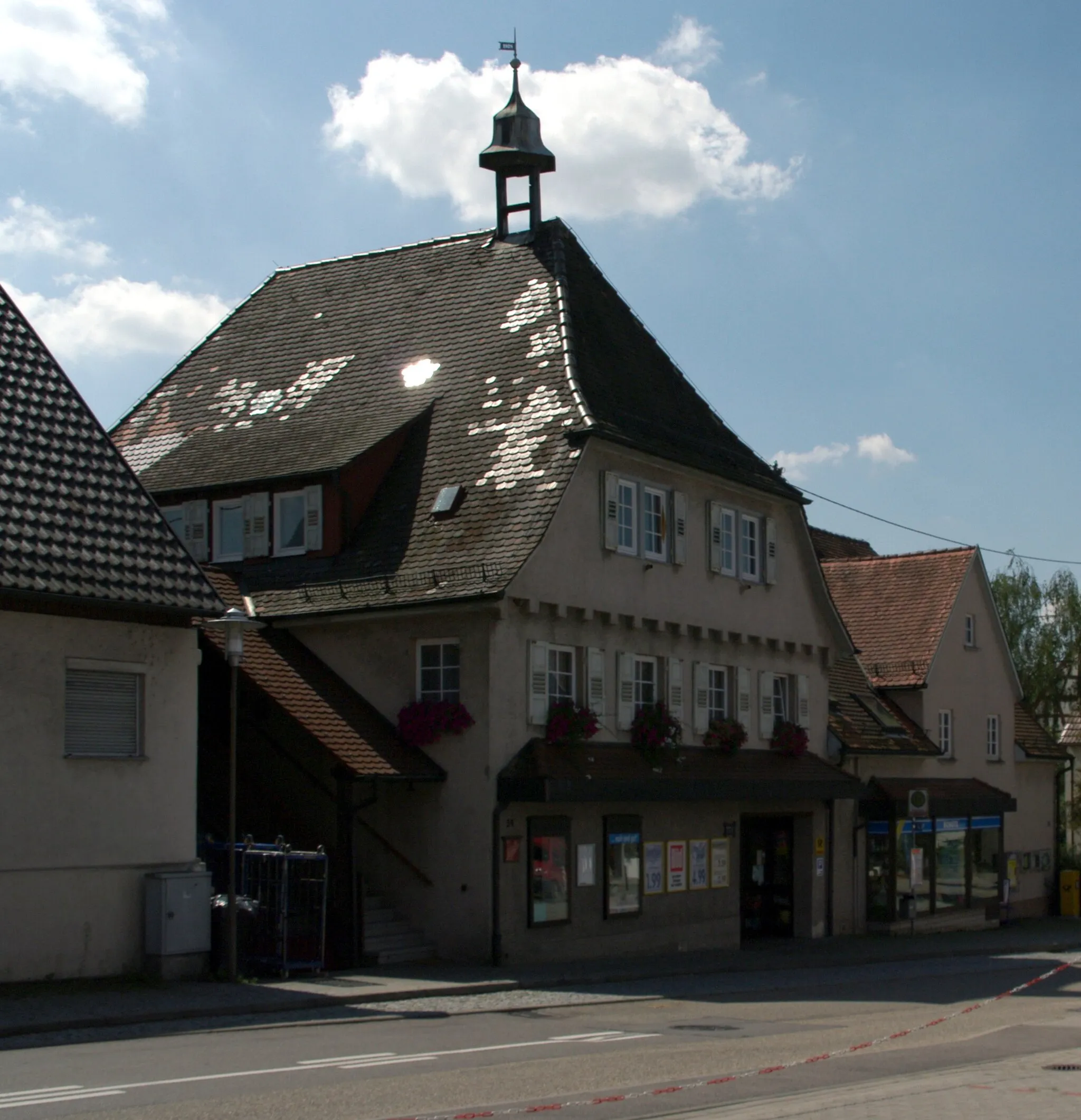 Photo showing: Das alte Rathaus in Unterriexingen war bis 1971 Sitz der Gemeindeverwaltung. 1751 wurde unter der Rathausstiege ein "Zuchthäuslen" eingebaut. 1806 das Glockentürmchen aufgebaut und 1833 ein Ortsarrest angebaut.
