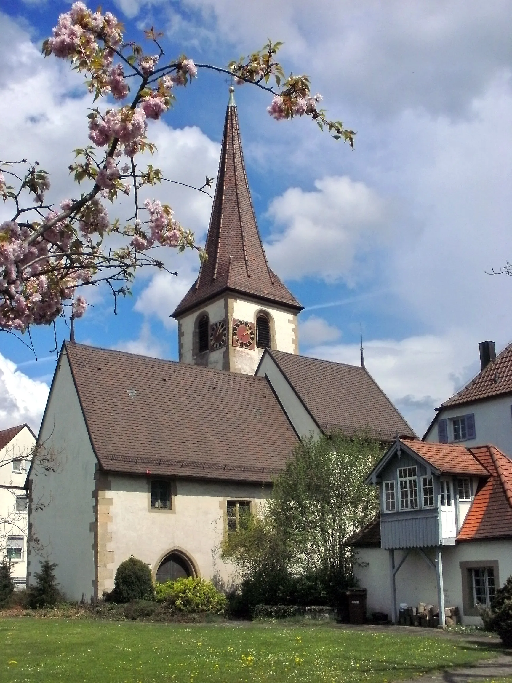 Photo showing: Martinskirche in Remseck-Neckargröningen, Blick aus dem Pfarrgarten von Südwesten