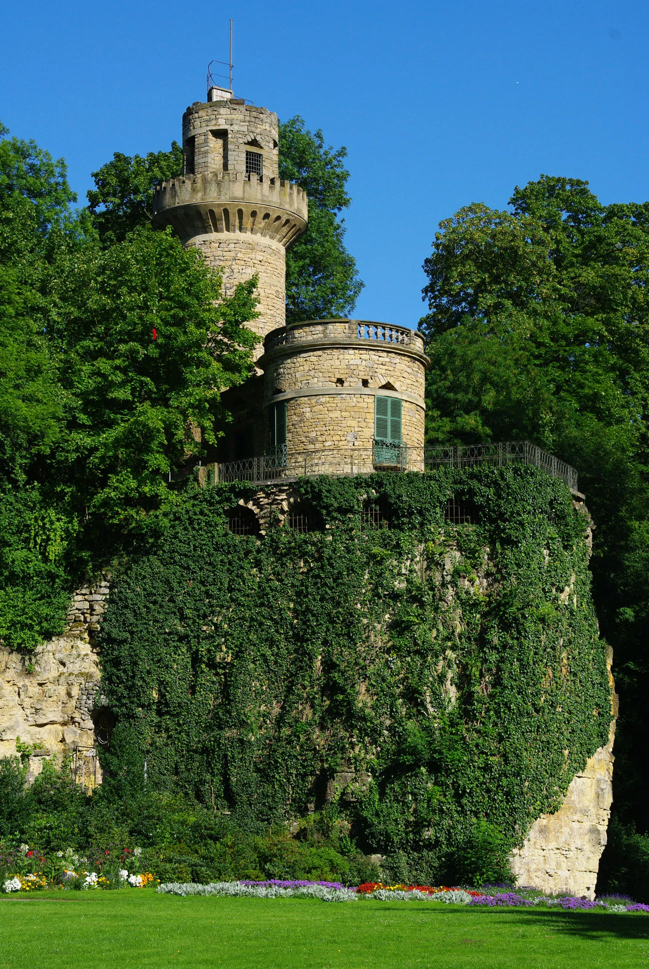 Photo showing: The Emichsburg (castle), seen from the west, in the Märchengarten (fairy tale garden) of the Blühende Barock in Ludwigsburg, Germany.