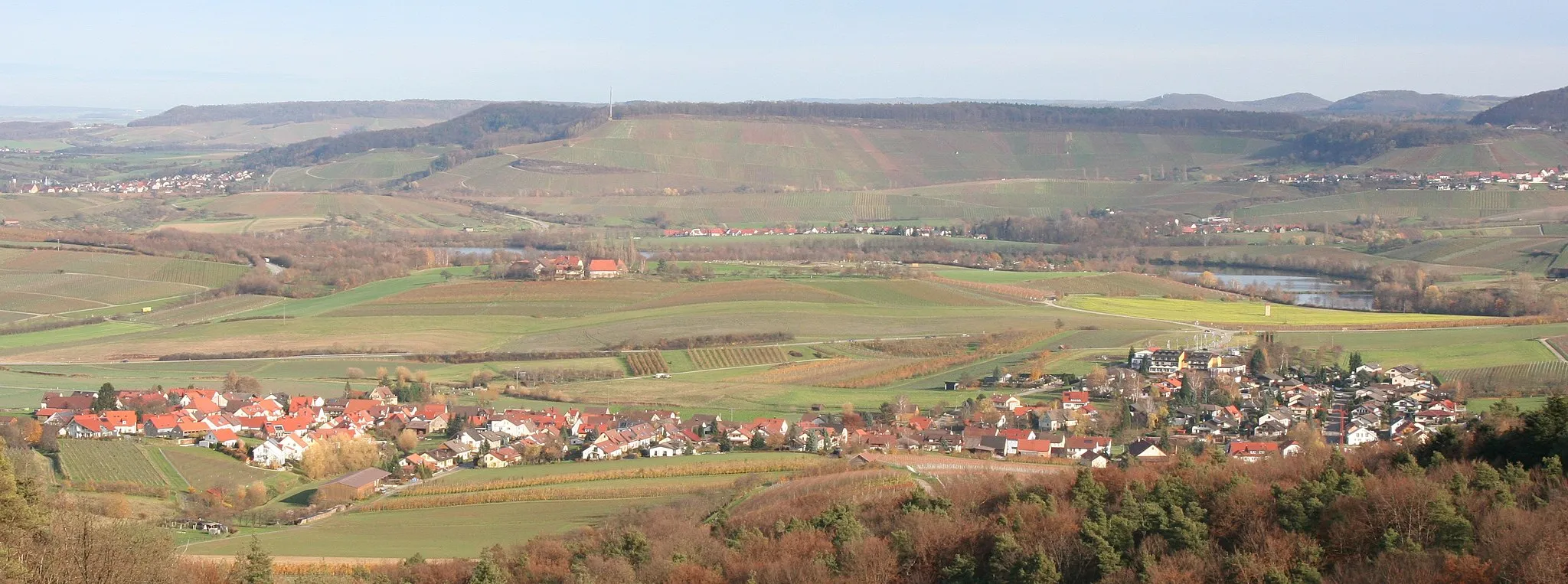 Photo showing: Löwenstein-Hößlinsülz (in front) as seen from the South