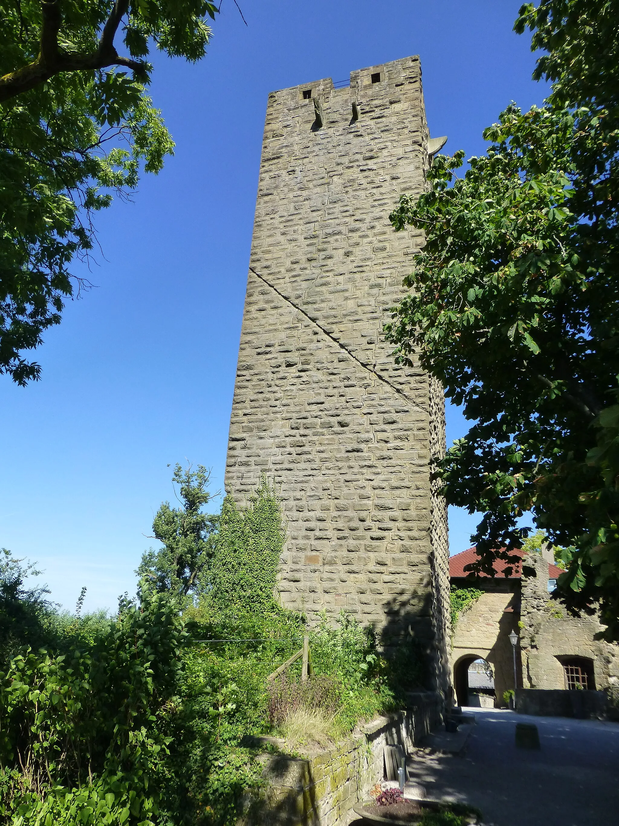 Photo showing: Bergfried der Ravensburg bei Sulzfeld
