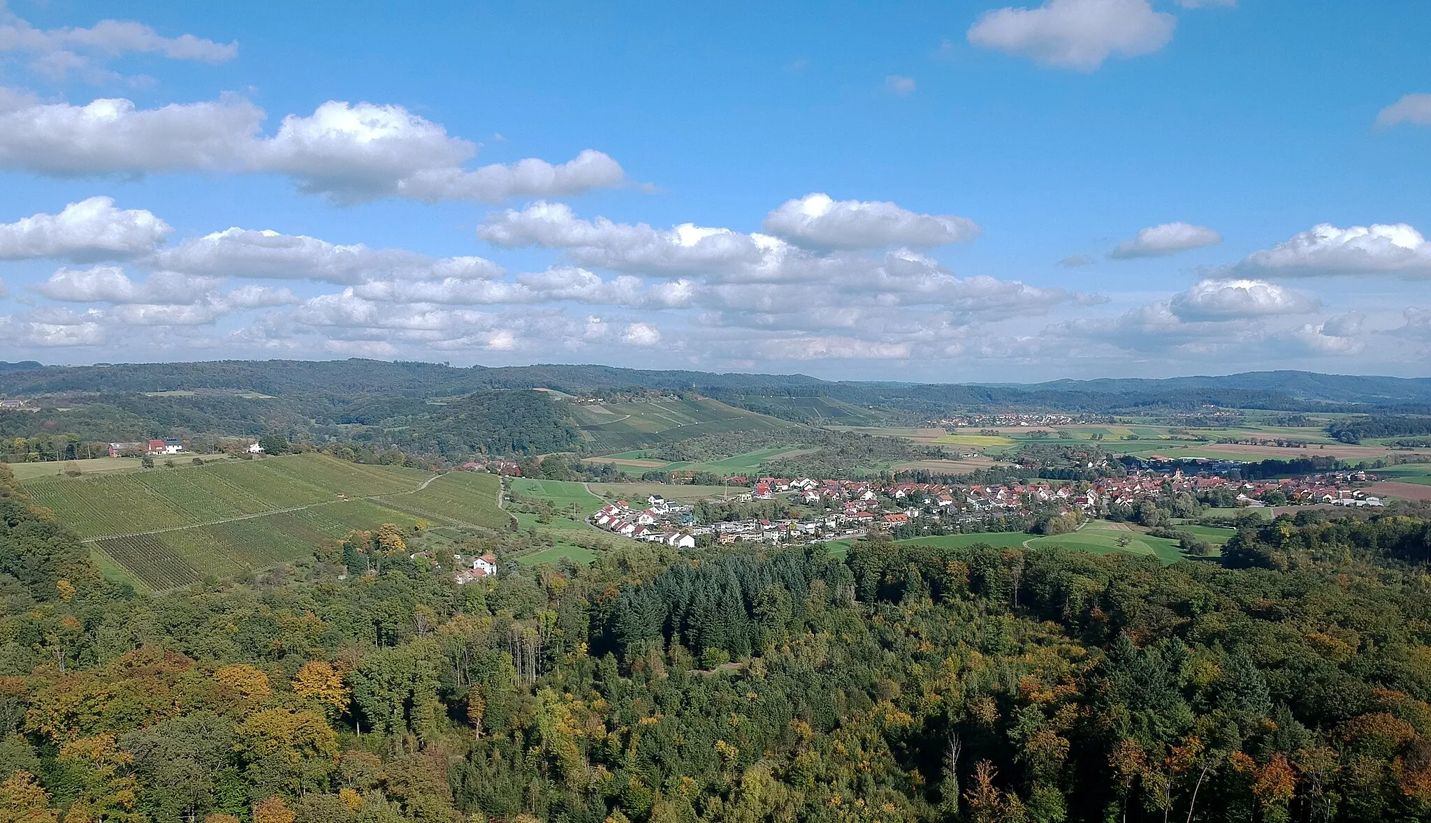 Photo showing: Kleinaspach, am linken Bildrand Sinzenburg, vom Grießberg aus gesehen. Blickrichtung Osten. Im Hintergrund sind Allmersbach a.W. und Rietenau erkennbar.