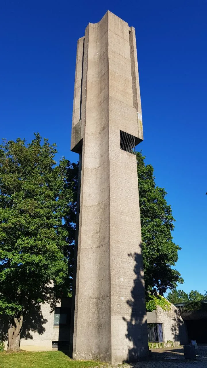 Photo showing: Die von Ernst Gisel entworfene sehr "massive" Kirche - Brutalismus eben - hat gleichwohl einen eleganten,  freistehenden Glockenturm.