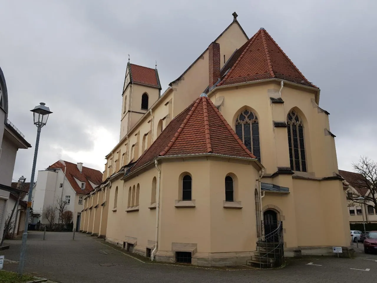 Photo showing: Unterboihingen war durch die Jahrhunderte hindurch ein katholischer Ort, was die relativ große katholische  Dorfkirche erklärt. Die ist allerdings nicht so alt, wie sie tut: 1910 im neugotischen Stil erbaut - nur der Turm ist wirklich alt.