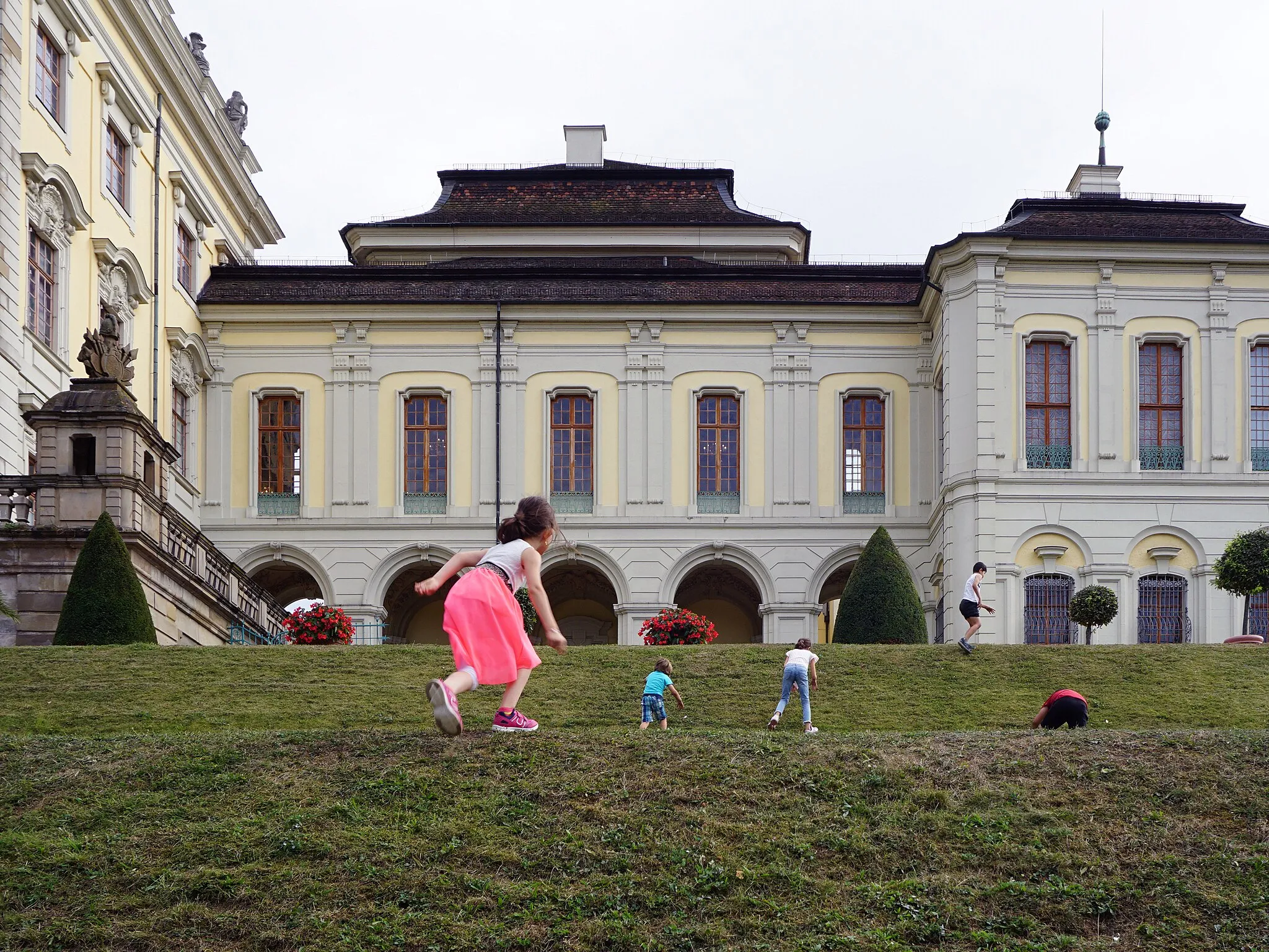 Photo showing: Some children are running in front of Residenzschloss Ludwigsburg, maybe this is the memory of childhood.