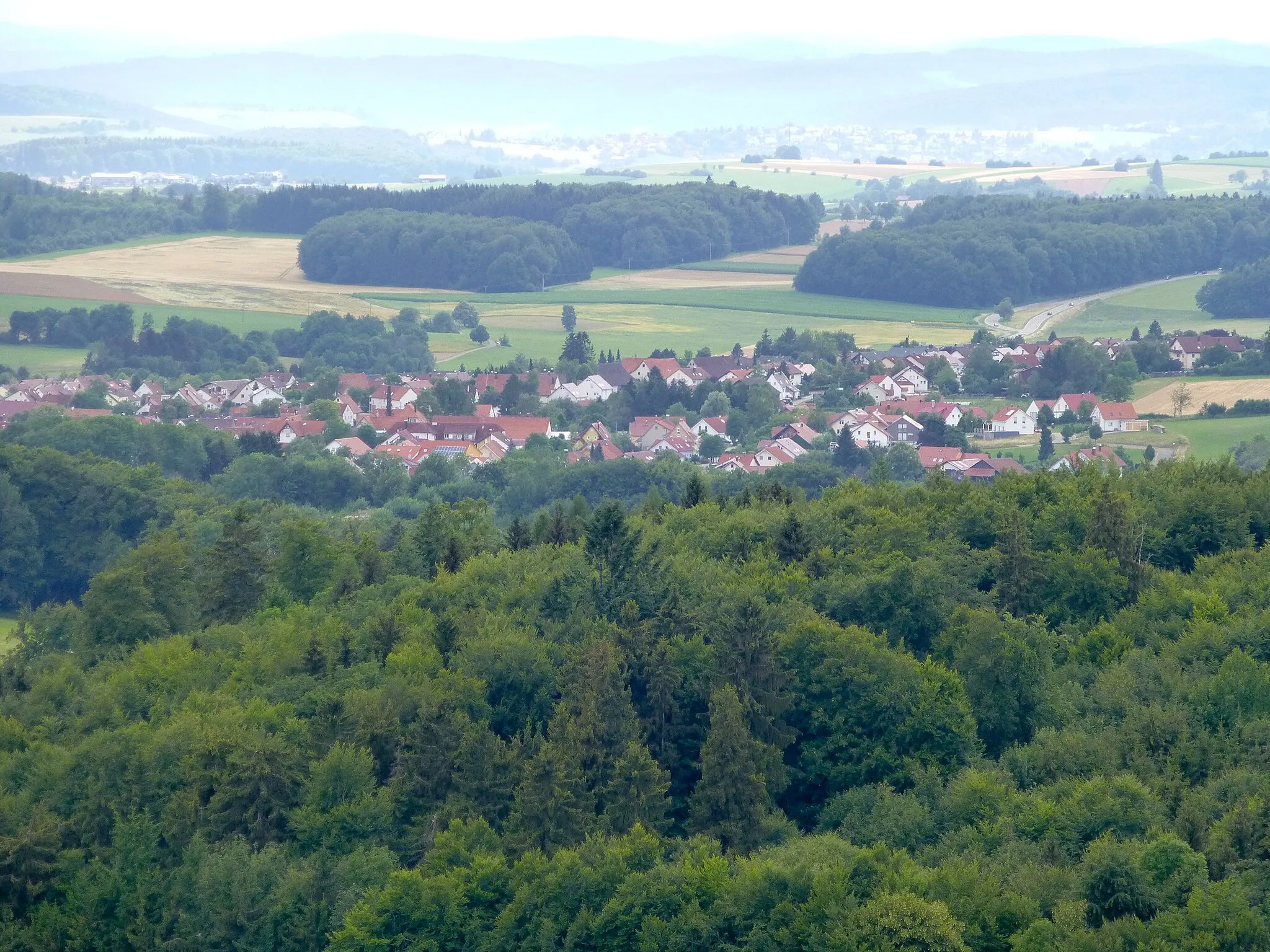 Photo showing: Blick vom Römersteinturm nach Westsüdwesten auf Römerstein-Böhringen