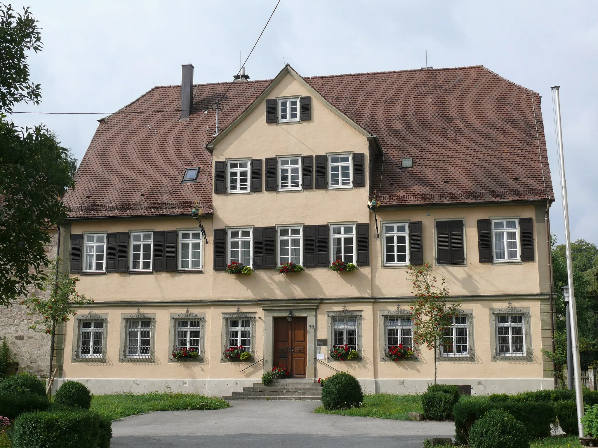 Photo showing: Murrhardt (Baden-Württemberg, Germany): the rectory/parish house (often called Neue Abtei or Prälatur, built in 1770), main front with main entrance, seen from northeast.